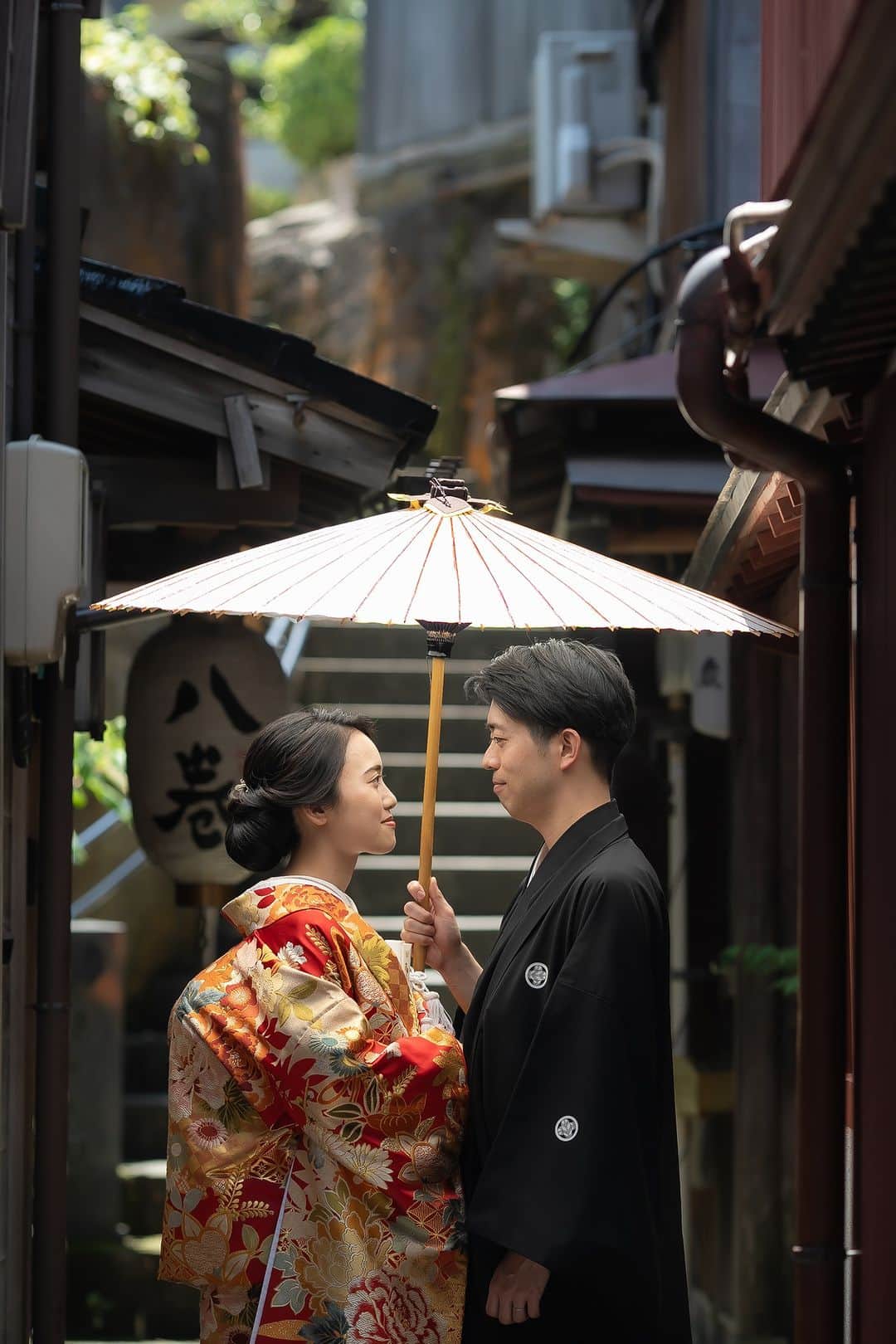 ラヴィ•ファクトリーさんのインスタグラム写真 - (ラヴィ•ファクトリーInstagram)「. 【写真で叶える結婚式】 . 紅葉を背景に和装でのフォト🍁 美しいロケーションを背に 白無垢姿を美しく残していただけます🪄  . —————— ラヴィファクトリー:@kanazawa_laviefactory  AREA:JAPAN,KANAZAWA —————— @laviefactoryをフォローして #laviefactory #ラヴィファクトリー のハッシュタグをつけて お写真を投稿してみてくださいね✳︎ . こちらの公式IG（@laviefactory） で取り上げさせていただきます✨ . 思わず笑顔になれるハートのある 「家族写真」はラヴィクルール* >>>@laviecouleur_official . #wedding #weddingphotography #photo #ハートのある写真 #instawedding #結婚写真 #ウェディング #ウェディングフォト #撮影指示書 #ロケーションフォト #前撮り #写真好きな人と繋がりたい #フォトウェディング #卒花 #後撮り #ウェディングニュース #前撮り小物 #前撮りフォト #前撮りアイテム #ウェディング撮影 #撮影構図 #前撮りアイディア #撮影指示書 #花嫁コーディネート #花嫁コーデ #洋装ロケフォト #和装フォト #紅葉フォト」9月28日 17時40分 - laviefactory