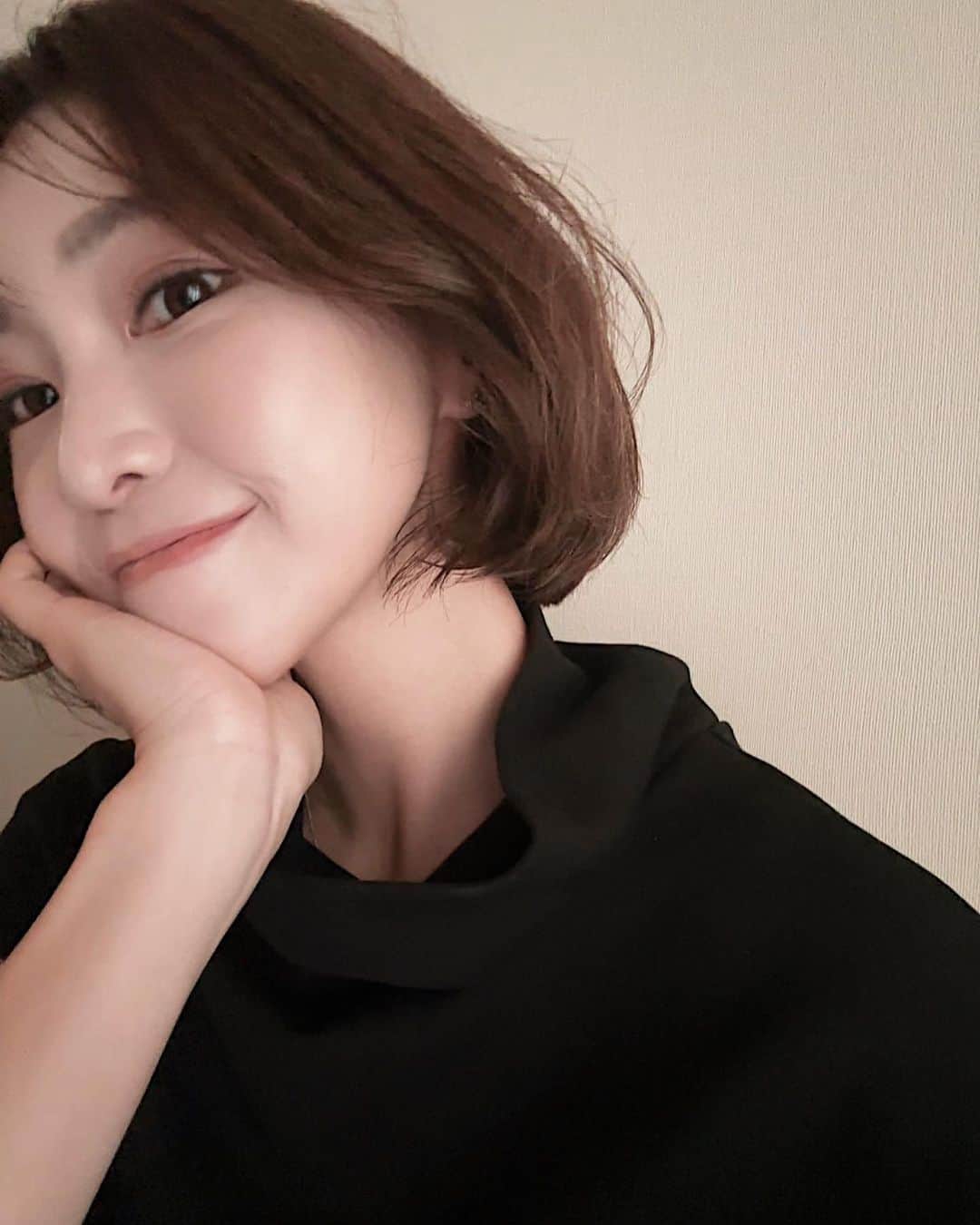 喜田彩子のインスタグラム：「⁡ ⁡ 先月は2週間の旅行からの帰国に合わせて 月一シーボンの予約をしていたので駆け込みしてきました♡ @cbon_jp  ⁡ Liveもさせていただきましたが トライアルプラン予約したよ〜！行ってきたよ〜！と DMをいただき、とっても嬉しいです☺️ ⁡ ⁡ ⁡ シーボンのトライアルプランは クレンジング・洗顔、肌チェック&化粧品の提案、東洋式フェイシャルケア、肌に合わせたパック、フットケア、アフターカウンセリング！ と、1,500円とは思えないボリュームのメニュー📝 ⁡ ⁡ 施行後の肌チェックは毎回テスト結果を見るようにドキドキ... やっぱり日焼けからか明るさが下がっていましたが キメやシミなどは👑 ホッとしました🕊️🍃 ⁡ この肌チェックが毎日のモチベーションにもなっています！ 肌状態に合ったアイテムもおすすめしてくださるので 今の肌に的確なお家ケアが出来ます✨ ⁡ 通常1,500円(税込)のトライアルプランが 初回限定‼️500円(税込)で体験出来る予約コード 【ka2304】 2023年10月31日予約分までなので是非使ってね！ ⁡ ⁡ ストーリーハイライトにもまとめているので 是非チェックしてね♥ ⁡ #CBON#シーボン #マイシーボン #シーボントライアルプラン ⁡」