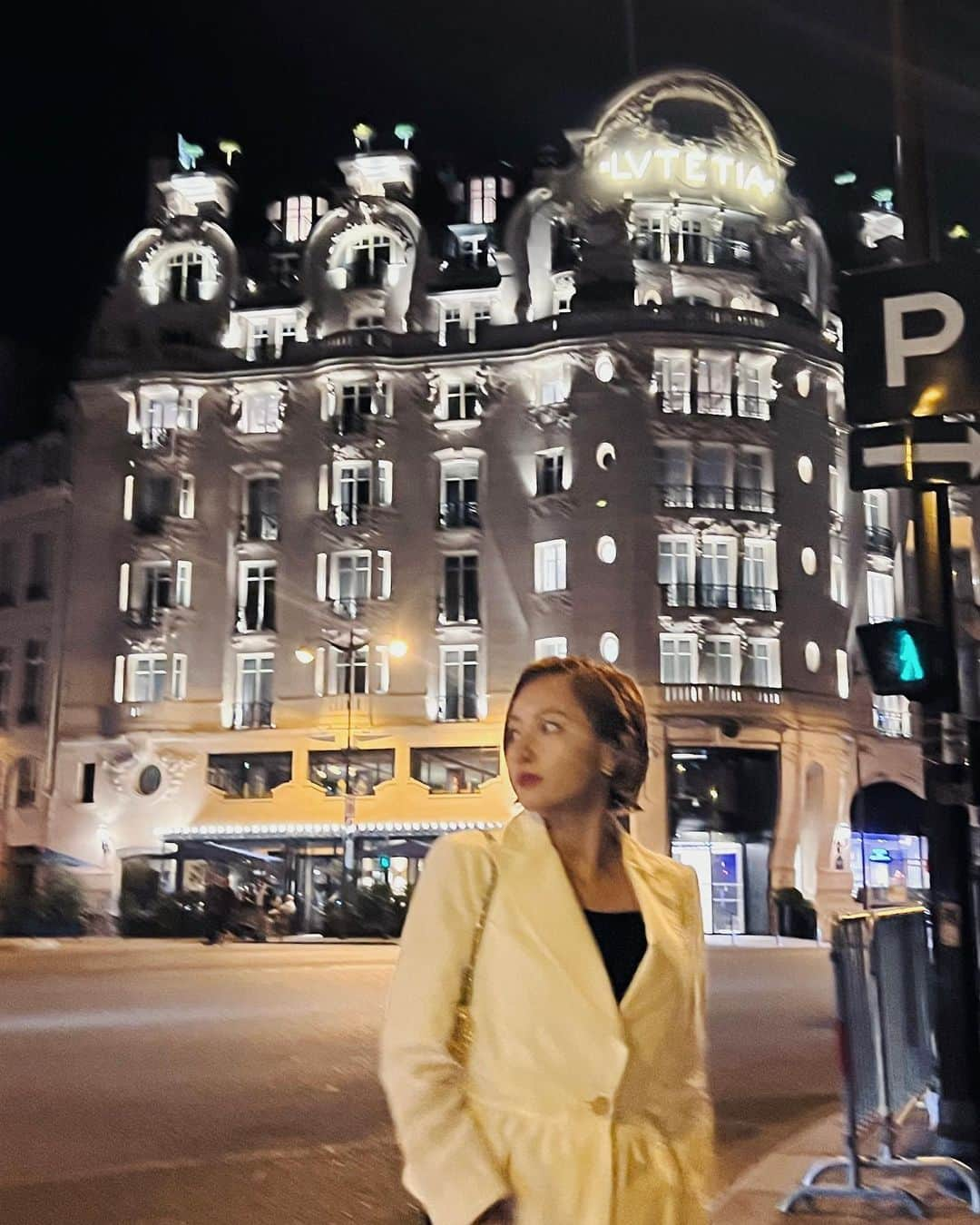 Julia Castroさんのインスタグラム写真 - (Julia CastroInstagram)「初めてのパリはHôtel Lutetiaに宿泊。  歴史あるホテルに宿泊できてとても嬉しい🤍 シックなカラーで統一されたお部屋、スタッフの方のおもてなし、シーフードの美味しいディナー、部屋からの眺め、全てがスペシャルで贅沢な時間を過ごせました🌙 特別な時にまた訪れたいな…♡ . @hotellutetia  #paris #hotellutetia  #paristrip  #parishotel  #hotelinparis  #ホテルルテシア #パリ #フランス」9月28日 17時42分 - julia.c.0209