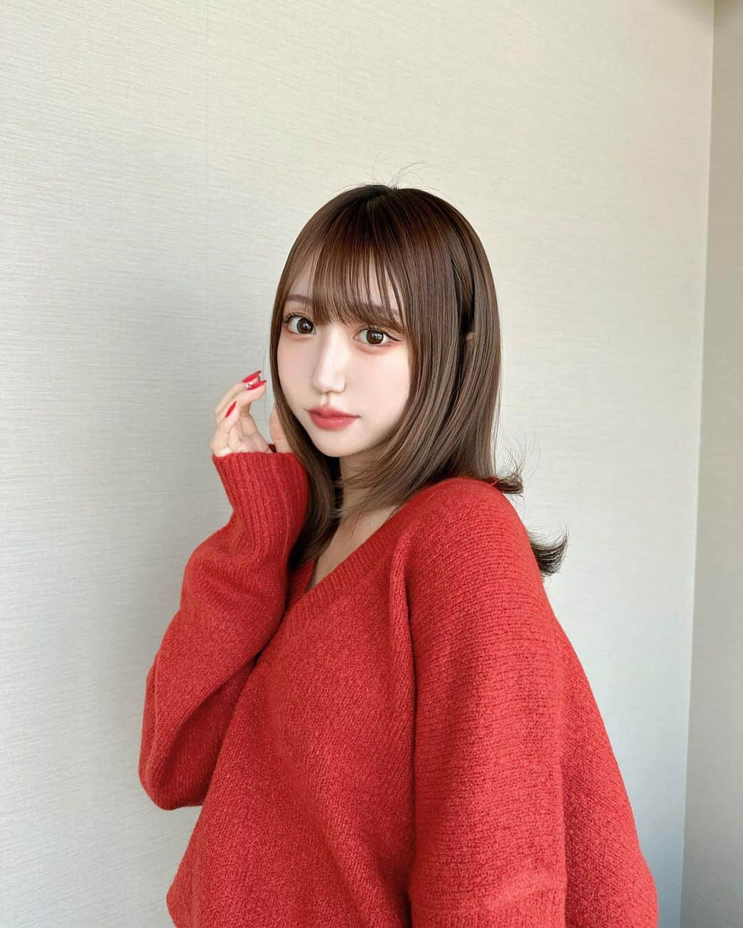 Ayanaのインスタグラム：「🐈🧣 ⁡ 赤ニットがかわいい🧣♥️どうかな？ 深めのVネックなのがポイント🫰🏻 ニットはZOZOにて¥1,000 offだよ〜♡♡ ⁡ ⁡ knit : @angie_vintage_official  skirt : @grl_official  ⁡ #プチプラ #プチプラコーデ #秋服 #ニット #angie #angie_vintage #angie_ootd #ミニスカート #ミニスカ #ミニスカートコーデ」