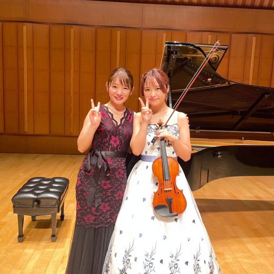 のインスタグラム：「昨夜、高松亜衣リサイタルツアー「Diavolo」東京公演終演いたしました！  満席のお客様の中、大好きな曲を奏でられて幸せでした💐 お越しくださった皆様ありがとうございました！ そして彩さんにも感謝でいっぱい！ @nagatomiaya   今回もスタエフで感想&御礼ラジオ配信もしています！📻  そしてオーケストラと共演のDiavoloアンコール公演も決定しました！😈🫶」