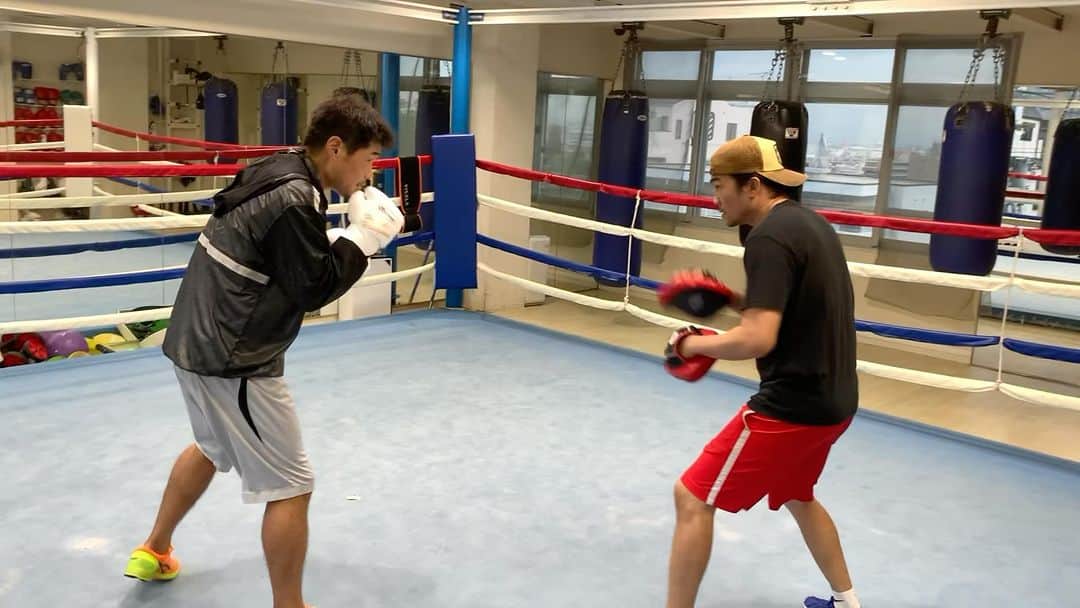 長谷川穂積のインスタグラム：「術後昨日からトレーニング再開してます フックの角度が悪い　もっと意識しなければ って試合しませんけど #ボクシング」