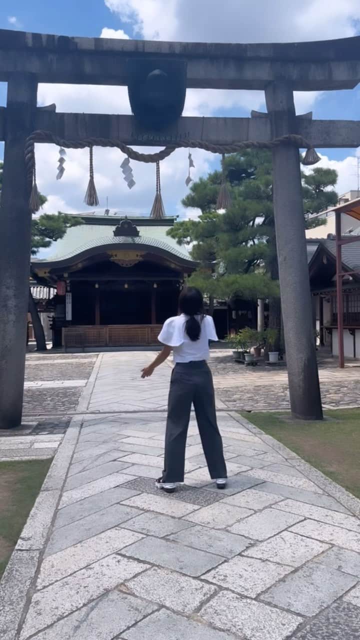 Miho Tanakaのインスタグラム：「京都ゑびす神社 / 日本三大えびすの1つ⛩️  神社に詳しい @nobuyo.m と @michiko.s.panda と参拝🙏✨  お賽銭がこんなに高いところにあるなんて！  何回やっても全然入らなくてバスケの新人部員かよ状態だったよ😂  他の参拝に来ていた方にも応援されながら何回もチャレンジ  最後に「手を合わせてから」やってみたら1発で入った🫨  人生とはそういうこと。 日頃の感謝を先に伝えることで縁や運もまわってくるんだな っていう初心を教えてもらえた気がしたよ🌱  #京都ゑびす神社 #神社巡り #京都神社巡り #えべっさん」