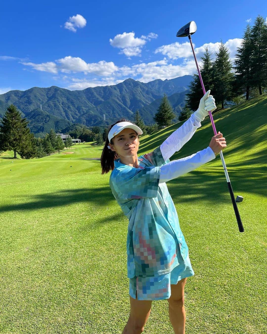 佐野千晃のインスタグラム：「めちゃくちゃ気持ちいい天気の中ゴルフ〜⛳️  前半良い感じだったのに後半スコアボロボロすぎて  メンタルって大事だなーって実感した😫笑  (レギュラーからやらされたから仕方ないか←)  お昼はちょっと暑かったけど、死にそうなぐらい暑い時期は終わったね！  ゴルフの季節きたーーーーーーー！！！  ランニングウェアだけどおしゃれだからゴルフでも着ちゃう←  ウェア詳細は来年お楽しみに🤤💓  #workout #training #sport  #wear #sportwear #スポーツ #筋トレ女子 #筋トレ #ワークアウト #スポーツウェア #筋肉 #筋肉美 #go  #run #running  #marathon  #ゴルフ #ゴルフ女子 #ゴルフ好き」