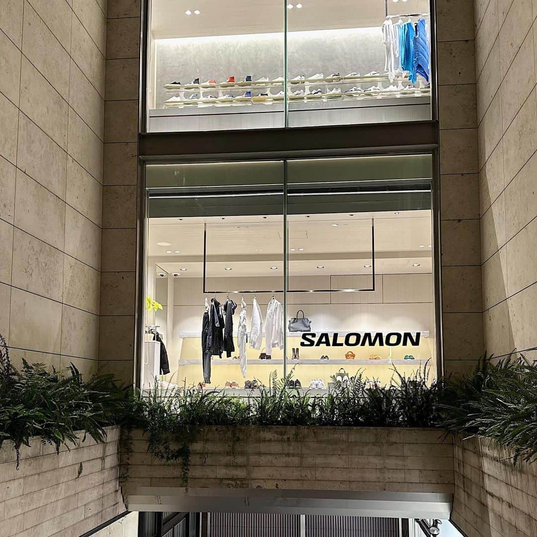 のインスタグラム：「From today, we are holding ＜Salomon＞POP UP. Looking forward to seeing you. ダイナミックな都市空間から自然の中まで、あらゆる環境で高いパフォーマンスを発揮する＜Salomon(サロモン)＞。H　BEAUTY＆YOUTHにてPOP UPを2023/9/28(木)～2023/10/11(水)の期間開催いたします。国内では展開が少ないウェアアイテムも一部お取り扱いございます。是非この機会に店頭でご覧ください。 ※ウェア/スニーカー共に お一人様 1型1色１点までご購入可能です。 ※お取り置き・店舗通販は10/2(月)より承ります。  #salomon @salomon  #H_beautyandyouth #エイチビューティアンドユース @h_beautyandyouth  #BEAUTYANDYOUTH #ビューティアンドユース #Unitedarrows #ユナイテッドアローズ」