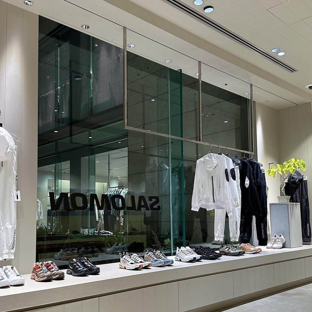 のインスタグラム：「From today, we are holding ＜Salomon＞POP UP. Looking forward to seeing you. ダイナミックな都市空間から自然の中まで、あらゆる環境で高いパフォーマンスを発揮する＜Salomon(サロモン)＞。H　BEAUTY＆YOUTHにてPOP UPを2023/9/28(木)～2023/10/11(水)の期間開催いたします。国内では展開が少ないウェアアイテムも一部お取り扱いございます。是非この機会に店頭でご覧ください。 ※ウェア/スニーカー共に お一人様 1型1色１点までご購入可能です。 ※お取り置き・店舗通販は10/2(月)より承ります。  #salomon @salomon  #H_beautyandyouth #エイチビューティアンドユース @h_beautyandyouth  #BEAUTYANDYOUTH #ビューティアンドユース #Unitedarrows #ユナイテッドアローズ」