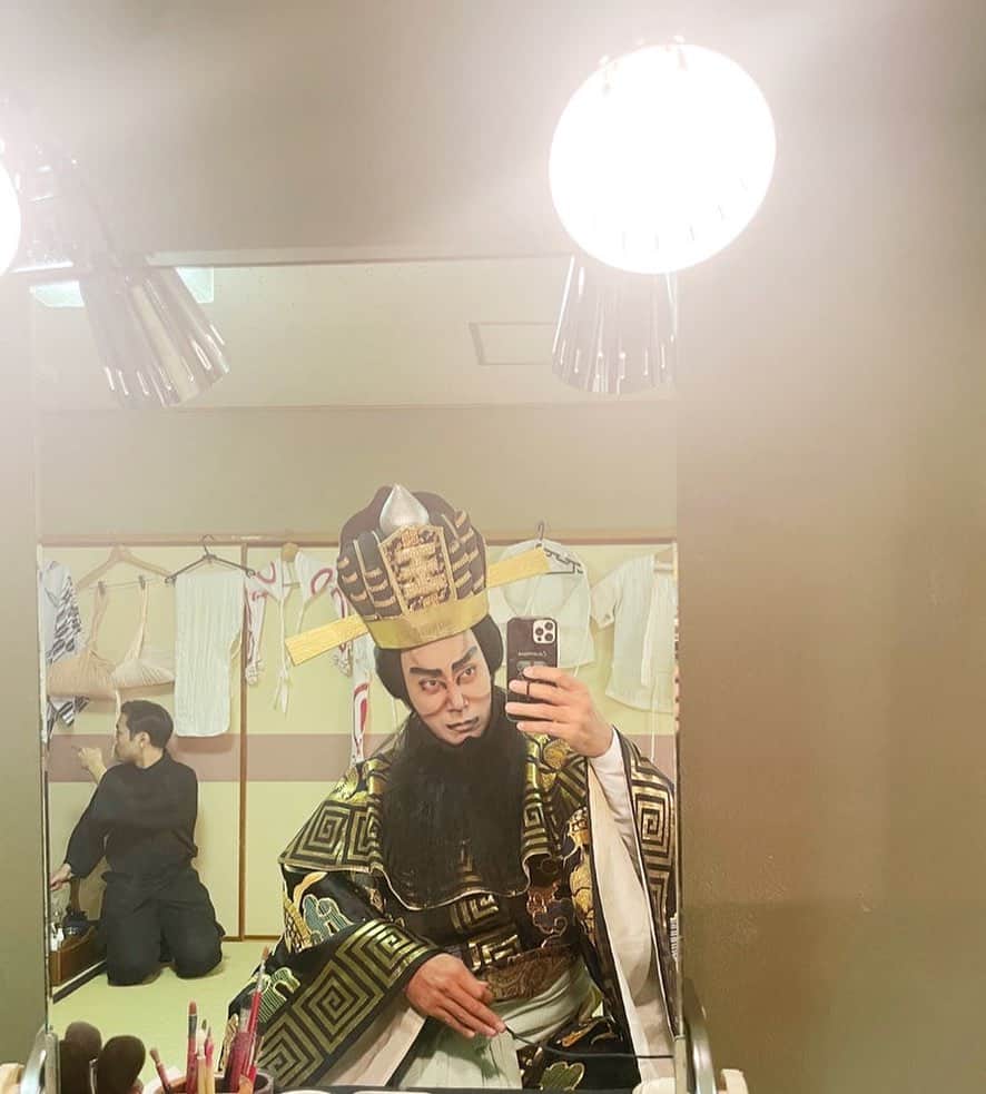 市川海老蔵 （11代目）のインスタグラム：「* Done with matinee, and my role is over. Thank you very much. Heading to another appointment after this...  昼の部終わりまして、  私のお役目は終了となりました。  ありがとうございます。  これから 一つお仕事へ、  #市川團十郎白猿 #市川海老蔵 #海老蔵 #市川新之助 #成田屋 #歌舞伎 #歌舞伎座 #和 #舞台 #三千世界 #ABKAI #ABMORI #ebizoichikawa #ebizo #kabuki #thunderparty #theater #theaterarts #actor #kabukiactor #japan #classic #traditionaljapan #japaneseculture #japan_og_insta #performingarts」