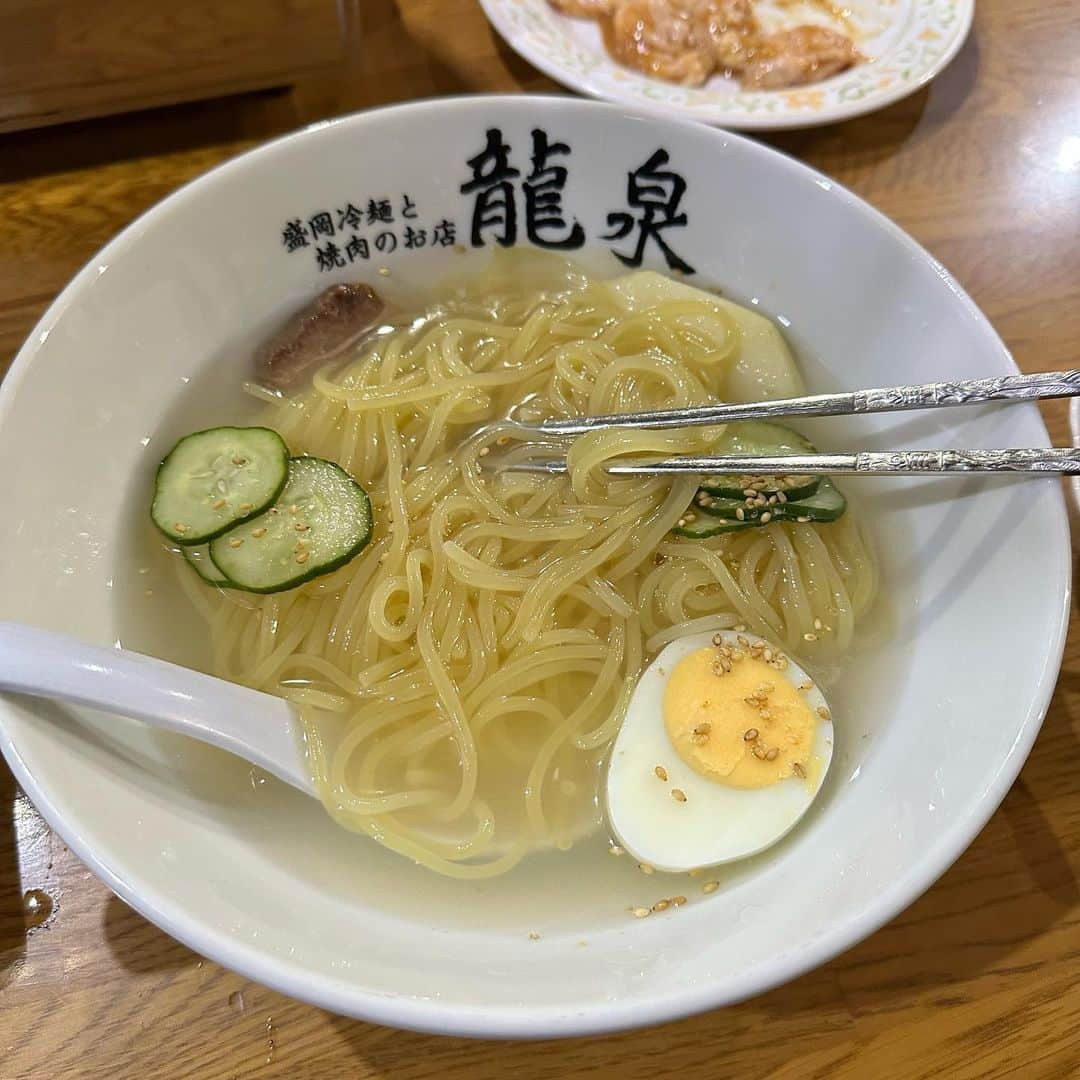 原田まゆさんのインスタグラム写真 - (原田まゆInstagram)「. 盛岡冷麺はコンビニのと違ってほんっっとに感動したすぐお腹いっぱいになるたちなのにぺろって食べきったよ🐶  あとこの帽子被ってるだけで色んな人に顔小さいって言われまくったのでとてもオススメ！！久しぶりに会った友達にそんな顔小さかった！？って褒められたよ(お世辞じゃなければ) #varzar ってとこの帽子🧢」9月28日 17時51分 - mayugearimasu