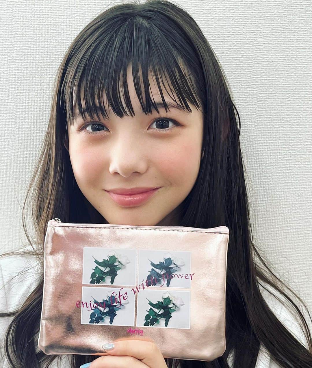 松尾そのまさんのインスタグラム写真 - (松尾そのまInstagram)「9/29 発売の ニコラ 11 月号のふろく紹介するね✨  10/4 にデビューする 新ブランド「shirta(シュリータ)」 との初のふろくなんだって👏 シュリータは大人ガーリーの プチプラブランドだよ。  ポーチの素材はレザー風で、 色は高見えするピンクゴールド!   さぁ、何いれよっかな？？  #ニコラ　#nicola  #11月号  #付録  #シュリータ  #shirta #ニコモ   #松尾そのま #13 #jc1 #avex #avexmanagement  #てれび戦士  #天才てれびくん #天てれ #30周年  #nhk #eテレ  #nhkプラス」9月28日 18時01分 - sonopy526