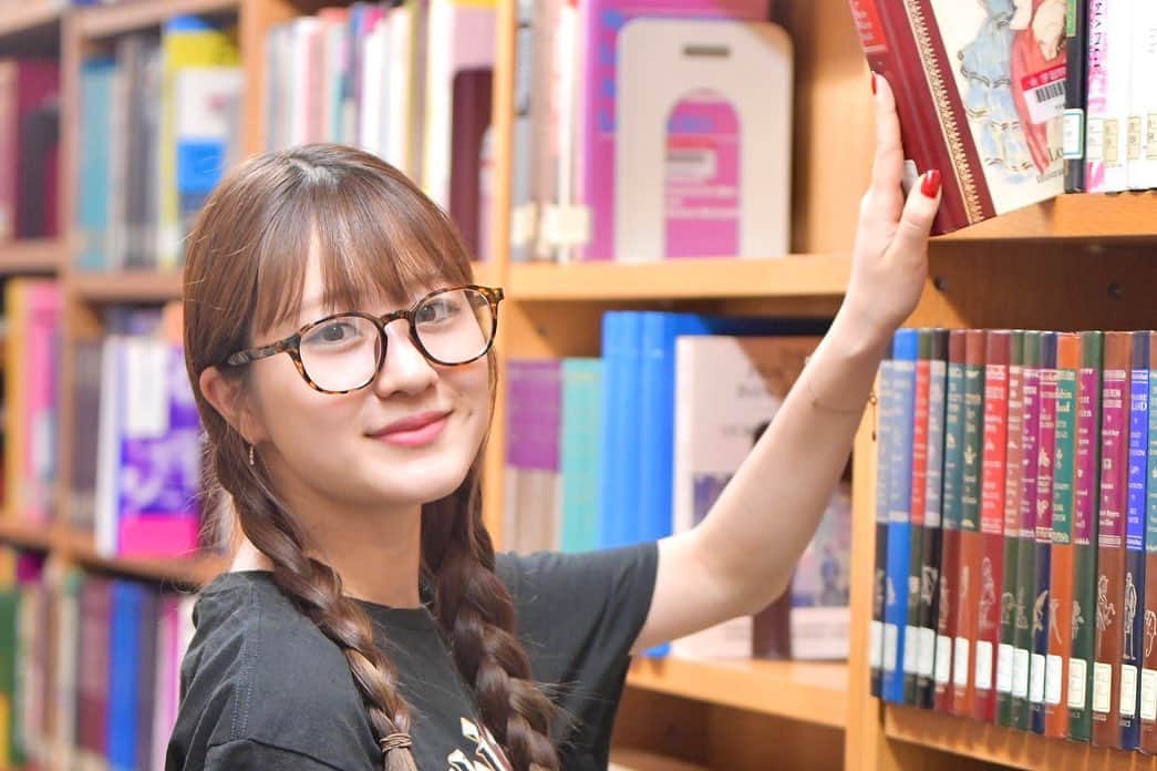 のインスタグラム：「ごきげんよう( ⚯̱̈᷄ ) エントリーNo.4の松山結生です4️⃣🩵  今週は大学内で撮影していただいた写真を！ 学女のキャンパスはこぢんまりとしていて、 本当にどこも綺麗なんです 私は春学期に毎日閉館まで入り浸っていた 図書館を選びました📚 本屋さん、図書館は何時間でも居られる〜〜🫠  気に入りTシャツのHairy Otterとお揃いのメガネ🦦🪄 視力は超いいけど掛けたら文学少女っぽくなれるかな〜と.....んん〜🥸？？  私は登校していなかった1，2年生、留学の3年生を経て 今年からやっと大学に通えているので 卒業まで存分に学女生の特権を使い倒そうと思います- ̗̀( ˶^ᵕ'˶)b笑  先週と今週のTwitter(現𝕏では)には、 お友達に撮ってもらった二面性のある(!?) 素敵な写真を載せたので是非覗いてみてください🫣♡  SNS投稿も残すところあと1週、、、、 皆んながいいねやコメントしてくれる事が 本当に励みになっていました、ありがとう！ どうか最後まで見守っていてください🌝✨✨  ━━━━━━━━━━━ 〈撮影〉 @hiroaki.2100 ━━━━━━━━━━━  #学習院女子大学 #和祭 #gwc #Missgwc2023 #misscontest2023 #ミス和コンテスト #ミスコンテスト　#ミス和 #gakushuinwomenscollege #ミス和コンテスト2023 #ミスコン #春からgwc #学女 #学女ミスコン #ミスコンファイナリスト」