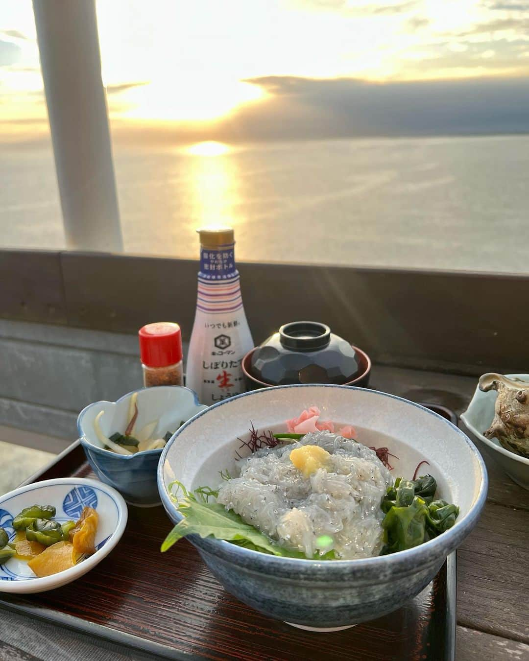 小林由依さんのインスタグラム写真 - (小林由依Instagram)「* 江ノ島🐳 ⁡ 天気にも恵まれ1日めいっぱい楽しめた✌︎✌︎ ⁡ 素敵なエモき写真がたくさんあるので どれ載せようかなと悩み中🤢笑 ⁡ ⁡ . . . . . ⁡ #江ノ島 #神奈川 #藤沢市 #enoshima #江ノ島魚見亭 #魚見亭 #テラス席 #オーシャンビューカフェ #海岸 #夕日 #生しらす丼 #しらす丼 #江ノ島グルメ #江ノ島カフェ #江ノ島ランチ #江ノ島海岸 #江ノ島ビーチ #江ノ島観光 #江ノ島旅行 #江ノ島水族館 #江ノ島電鉄 #江ノ島神社 #江ノ島食べ歩き #江ノ島大橋 #こばゆいグルメ #ショートヘア #休日コーデ #国内旅行 #休日」9月28日 18時00分 - yui.minny.now