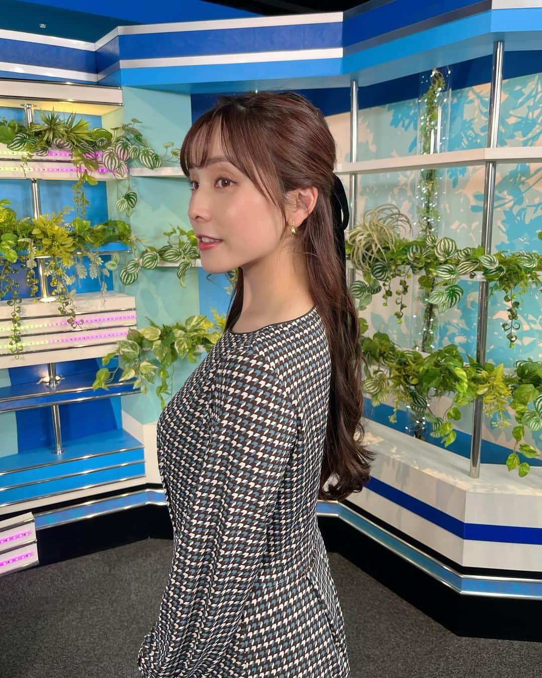 松雪彩花のインスタグラム：「🎀2023/9/28のお衣装🎀 ワンピース：MK MICHEL KLEIN @mkmichelklein_jp  イヤリング: naotjewelry @naotjewelry  千鳥格子柄の上品ワンピース👗 大人っぽい雰囲気なので、髪にはベロアの黒リボン🎀 一気に秋らしくなりますね🍂 にしても肌が荒れたりまた治ったり。今は調子が良い方！悪化しませんように。」
