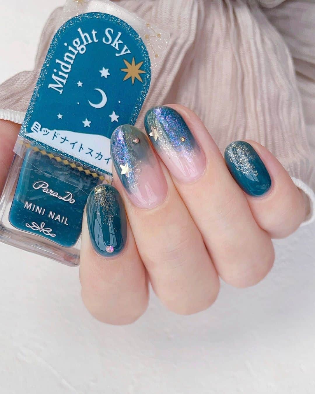 パラドゥ (ParaDo) ネイル部のインスタグラム：「. ミニネイル 秋冬新色で「塗りかけ星空ネイル」💅  アレンジ画像は、パラドゥ ネイル部殿堂入りアンバサダー @aiainail_ 様に作成いただきました🌠  ⁡＜使用カラー＞ ◇GD05 ダズリングスター（ゴールド系） ◇PL09 ラブドワン（パープル系） ◇BL14 ミッドナイトスカイ（ブルー系）  ＜手順＞ 1．BL14を爪先にランダムに塗る 2．境目をクリアでぼかす 3．BL14の上からGD05を塗り重ねる 4．BL14を塗り重ねる 5．PL09を塗り重ねる 6．パーツをのせてトップコートを塗ったら完成  #セブンイレブン にて各385円（税込）で発売中！  #パラドゥ #パラドゥミニネイル #パラドゥネイル部 #プチプラ #コンビニコスメ #セブン #parado #プチプラコスメ #cosme #コスメ #メイク #japancosmetics #코스메틱  #彩妆 #化妝 #seveneleven #Starrydream #パラドゥミニネイル23AW #マニキュア #네일컬러 #네일스타그램 #指甲油 #新色コスメ #セルフネイル #セルフネイル部 #新作コスメ2023 #ネイル初心者」