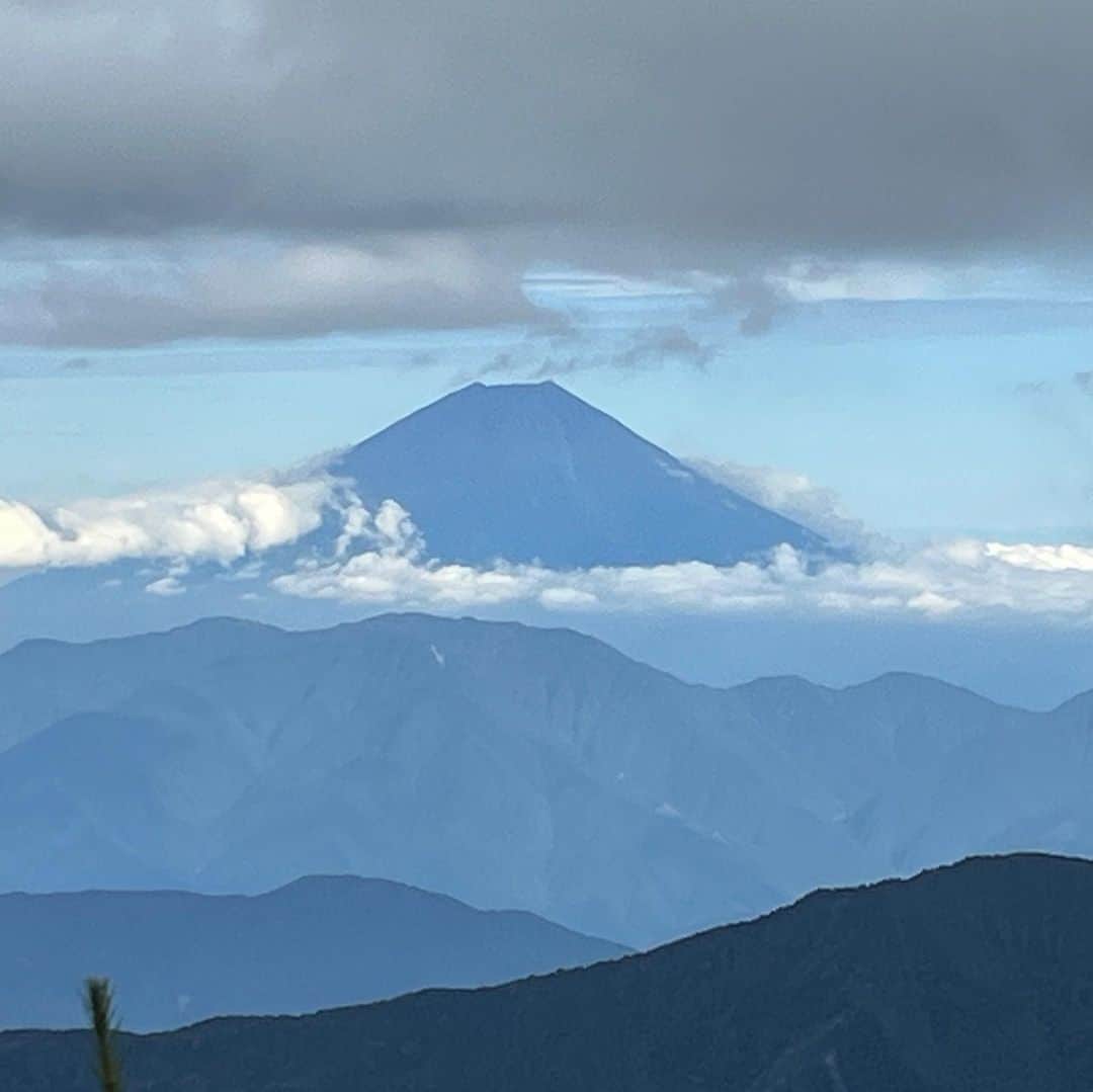 伊地健治さんのインスタグラム写真 - (伊地健治Instagram)「・ ・ 休みを利用して、静岡市葵区にある南アルプスの山に登ってきました‼️ しばし、深く険しく美しい山の景色を堪能しました😊  南アルプス登山の基地・椹島（さわらじま）ロッジから千枚岳に登り、荒川三山を経て、南アルプスの盟主・赤石岳に登るという標高3000メートルの縦走を楽しむ山小屋2泊3日のコースです⛰️ （実は15年ほど前に番組の取材で登ったルート）  だったのですが、、、‼️ 2日目、暗いうちに千枚岳の山頂を目指して山小屋を出発。森林限界を過ぎ、岩がゴツゴツした登山道に出ると、予想を超えるような暴風と雨が‼️ 足元を照らすヘッドランプも吹き飛びそうになり、急速に身体も冷えてきます。雨対応の格好はしていますが、この風の状態で3000メートルの稜線を10時間も歩くのは危険と判断し、下山する事にしました。 この日、同じルートを予定していた多くの人達も引き返していました。  山を下りていくと、あの荒天は何だったの？と思うくらいの良い天気に！こうも山の天気は変わりやすいのかと思いました😭ただ見晴台から、歩く予定だった稜線を見上げるとやはり厚い雲がかかっていたので、下りる決断をして良かったとも思います。  「山は逃げないですから」  道中に知り合い、一緒に下りてきてくれた広島県の森山さんがそう言ってくれました。山では知らない人とも知り合える魅力があります😊 「こんなに近くに南アルプスがあって羨ましい」 南アルプスに惹かれて全国からやってきた多くの人からそう言われました！  なるほどそうか、静岡県民であることはとっても幸せな事なんだなと改めて思い、来年の縦走リベンジ。そしてもっともっと南アルプスに行きたい！という思いを強くしました😊  山行は1泊2日に変更となりましたが、10kg近い荷物で標高差 約1500mを登って下りてきたので、腿やふくらはぎが絶賛筋肉痛です〜😂 やっぱり南アルプスは奥が深い‼️  #南アルプス  #椹島 は #千枚小屋  #千枚岳  #縦走  #静岡市葵区」9月28日 17時57分 - kenji_ichi_satv