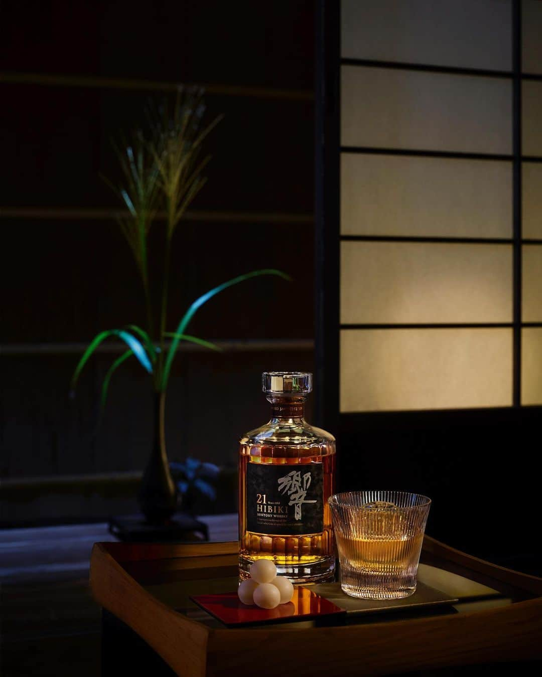 響 | SUNTORY WHISKY HIBIKIのインスタグラム：「. HIBIKI TIME ~二十四節気・秋分~  清らかな虫の音が心地よく沁みわたる。 The beautiful clear sound of insects pleasantly fills your heart.  #hibiki #響 #hibiki_time #二十四節気 #24seasons #秋分 #shubun #withnature #glass #kiriko #切子 #月見だんご #お月見 #moonviewing #秋 #autumn」