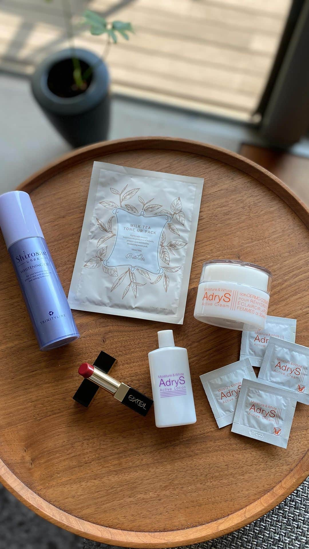 岩崎静羅のインスタグラム：「☺︎ 今月のRAXYBEAUTY BOXは 『Bright up your days!!!』 肌も気分もあがるアイテムが届いたよー✨  今月は大正製薬さんのスキンケアブランドが集まった 特別BOXでした！！  冬場にお世話になる Adrysの保湿クリーム +トライアルセット！！ これめっちゃ使えるのよ✨  あとはShirosaeのオールインワンジェル スキンケア成分95%らしい！！ プラセンタと聞くとアラフォーは安心するのはなぜ？🤣  Excelの秋色リップや ミルクティートーンアップパックもあって アクティブに動きたくなる秋にもってこいのアイテムばかりでした！！  #美容系商材お試し隊 #アラフォー美容 #raxybeautybox #raxy公式アンバサダー #pr #イエベ春 #メイクアイテム #コスメマニア #美容オタク」