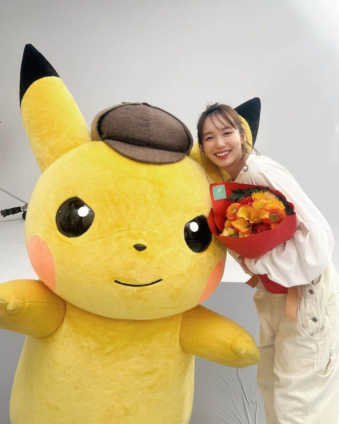 飯豊まりえさんのインスタグラム写真 - (飯豊まりえInstagram)「. ピカチュウ久しぶりっ🥰❤️ ずっとずっと、かわいーー！ね。✨  以前、映画実写版 『名探偵ピカチュウ』で ルーシーの声の 吹き替えをさせていただいていましたが 今度は新しくなったゲームTVcmに 出演させていただきます！♪」9月28日 18時09分 - marie_iitoyo