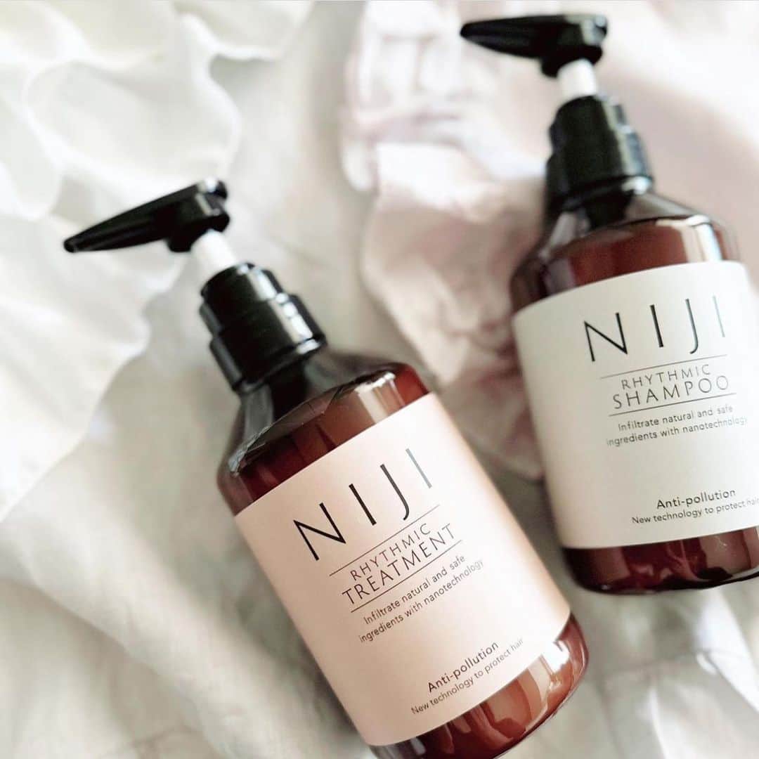 saaaay_kのインスタグラム：「2023.09.28 shampoo&treatment…♡ 完全にパケ買いな可愛いシャントリだったけど 洗い上がりもうるツヤで大満足🫧🫧🫧 ・  ・ 潤いと栄養分を髪の毛の中にしっかり閉じ込める 注目の新素材『ナノファイバージェル』が シャントリとも両方に配合されているみたい🙌🙌🙌  @niji_rhythmic_jp  楽天にもあるけど本店購入が1番お得✨ 初回半額、2回目、3回目も割引ありです！  香りもとっても好きな感じ💕 乾かした後もふんわりいい香り〜  #シャンプー #NIJI #ニジ #ニジシャンプー」