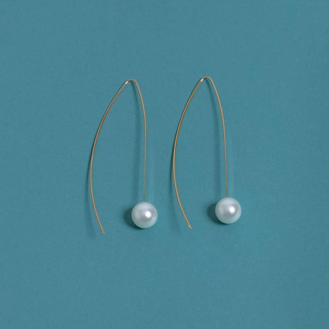 のインスタグラム：「SMELLY 2023 AUMUMN / WINTER  ＿＿＿＿＿＿＿＿  SM36-2LF036 パールワイヤーフックピアス  ＿＿＿＿＿＿＿＿  #smellyjp #accessories #earring #pearl #23AW」
