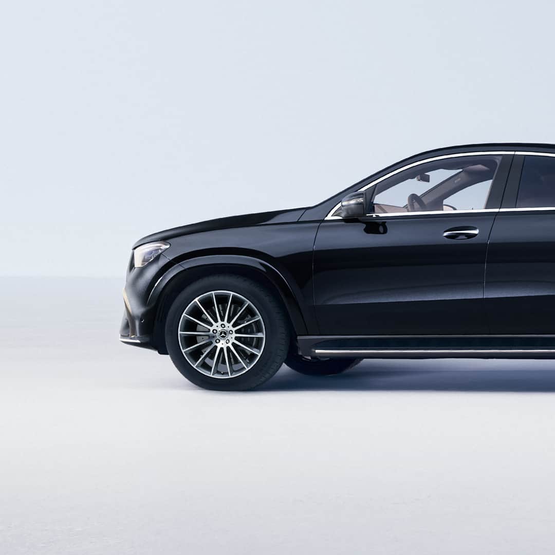 メルセデスベンツのインスタグラム：「【Mercedes-Benz Week】Day 4 5つの新型モデルが登場する特別な1週間。 本日は新型GLEを発表。  フロントエンドから流れるように続くルーフライン、躍動感が満ちるリアエンドが見る人の心を釘付けにするGLEクーペ。  詳しい車種情報はストーリーズをチェック。 @mercedesbenzjapan  #MercedesBenz #GLE #メルセデスベンツ」