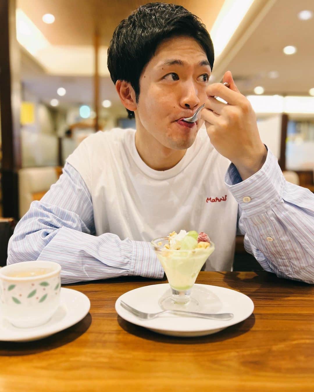 のインスタグラム：「マツシタハ、シャインノパフェヲ、テニイレタ。  パフェ食べると変な顔になることがわかったので、今後は気をつけます🐵ファミレスってほんとヘブンだと思う。食べたいもの全部あるから。ステーキがあるかと思ったら、グラタンもあって、次のページにはお蕎麦もある。いいね！」