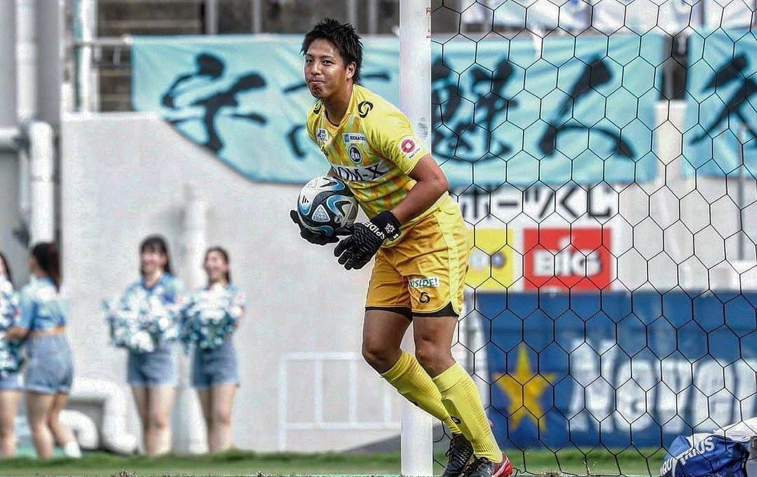 永井建成のインスタグラム：「【J3第28節】　 vs ギラヴァンツ北九州 0-0 引き分け  週末も沢山の熱い応援ありがとうございました！ 結果は0-0の引き分け。 2連敗はしなかったものの、課題が出た試合でした。次の讃岐戦に向けてしっかり課題と向き合い、修正していって、勝ちに行きたいと思います。残り10試合。簡単な試合はないし、僕たちはチャレンジャーと言う気持ちを忘れずに目の前の試合をFC大阪らしくバチバチ闘っていきましょう。引き続き応援よろしくお願いします。  ギラサポの皆さん遠いところからお越しくださりありがとうございました！そして最高の雰囲気をつくってくださりありがとうございます！ これからもお互い頑張りましょう！ 来年もよろしくです👍 ・ ・ @fcosaka_official  ・ ・ #j3 #j3リーグ #fc大阪 #ギラヴァンツ北九州 #引き分け #次節は勝つぞ #これからも #自分らしく #顔晴ろう」