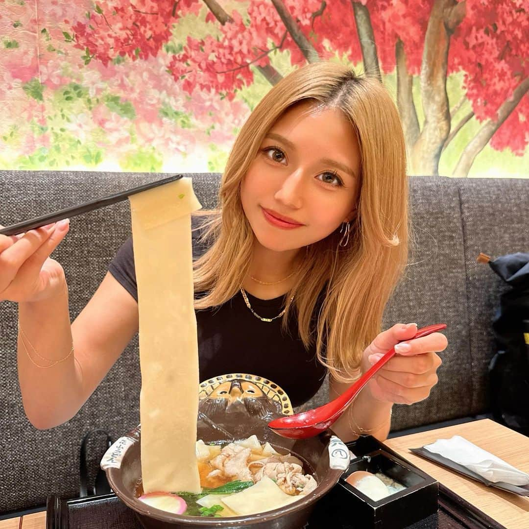 なーちゃんのインスタグラム：「・ 手打ち生うどん本当美味しかったぁ🥰🍜 冷たい方が麺が引き締まってて私は好きかな💕💕 この麺の太さすごいよね😳 うどん大好きだからまた食べに行きたいっ❣️ ・ ・ ・ #鬼ひも川 #花山うどん #うどん #羽田空港 #羽田 #太麺」