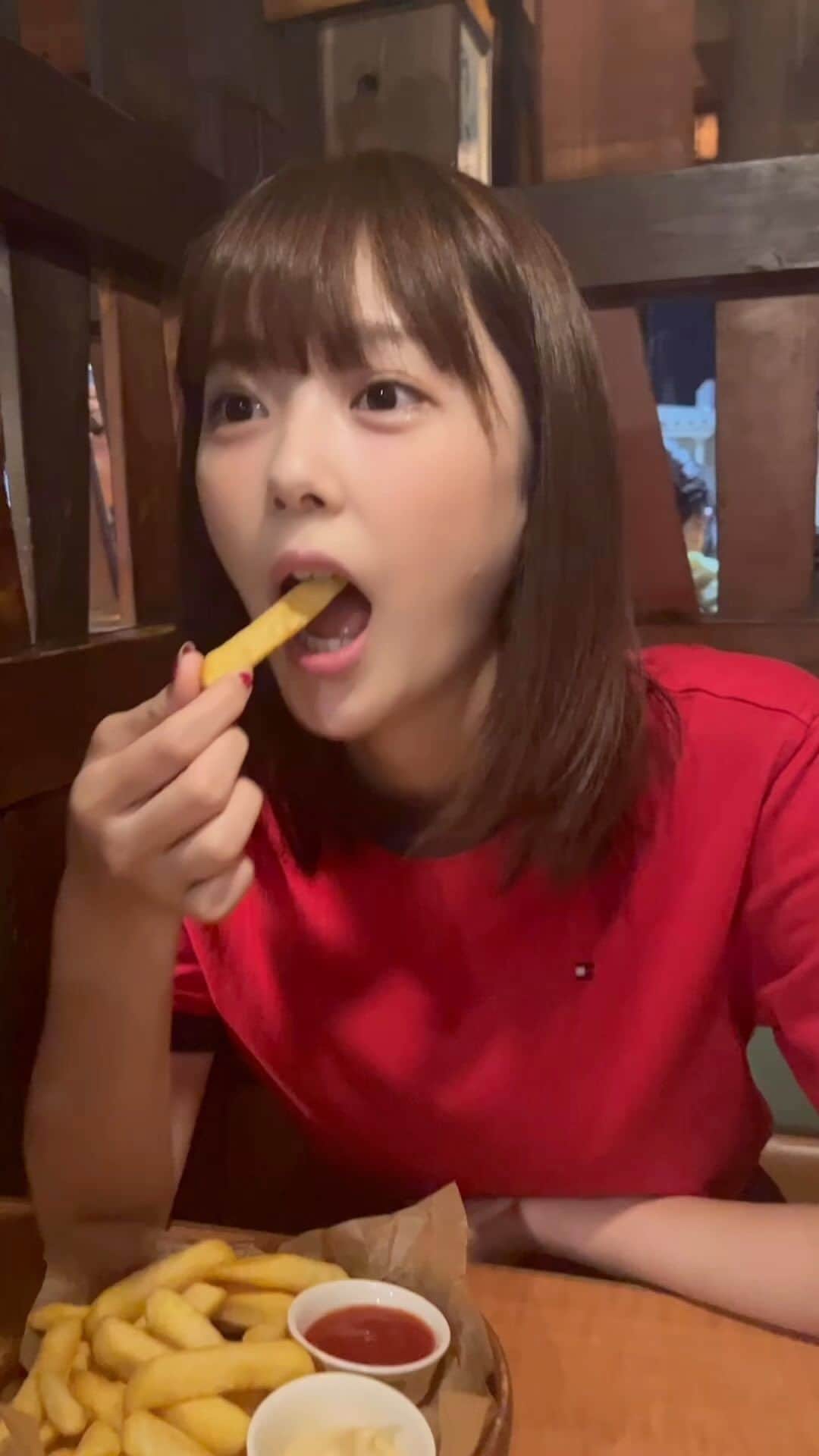 古川杏のインスタグラム：「熱っ！な私^ ^ なんか最近赤がすきなの！ びっくりドンキーらぶ！  #びっくりドンキー#ハンバーグ#食べるの好きな人と繋がりたい #熱い#ポテト#ごはんタイム#japanesegirl」