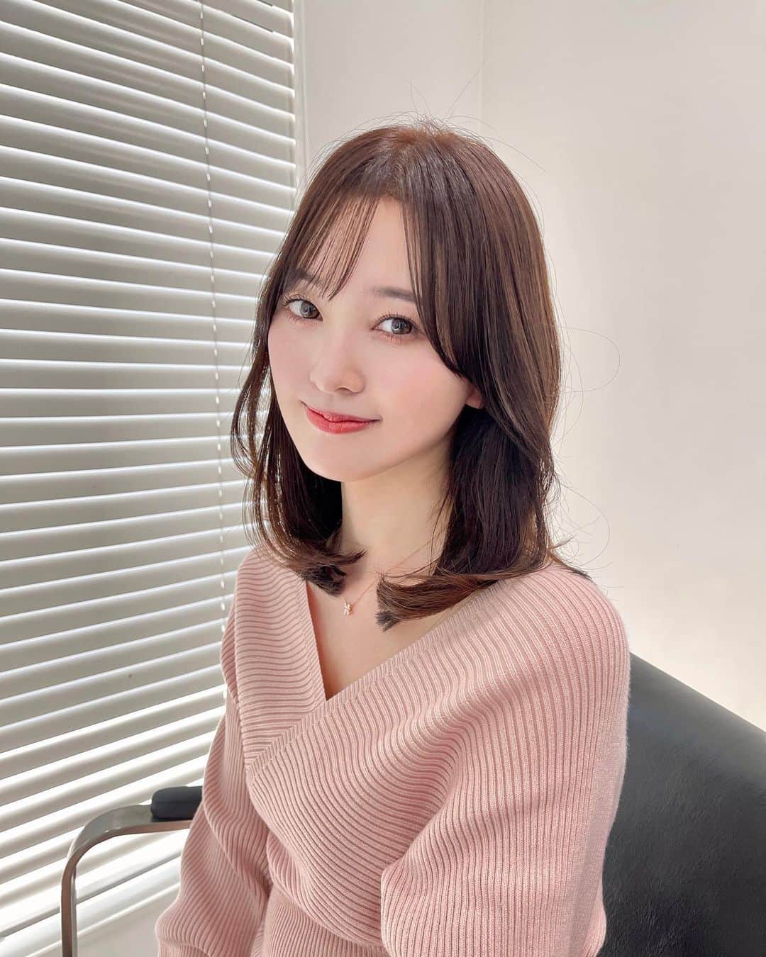 兒玉遥のインスタグラム：「美容室💇‍♀️🫧  カラーはバーガンディ入れてもらいました🍂  秋冬っぽいこっくりカラーで艶も出て大満足です。  今日もありがとうございました！ 飛田さんはパワースポットです。  @tobiayatobi   #表参道美容室 #セミロング #ロプ #韓国ヘア #韓国ヘアスタイル #ヘアアレンジ簡単 #ヘアカラー」