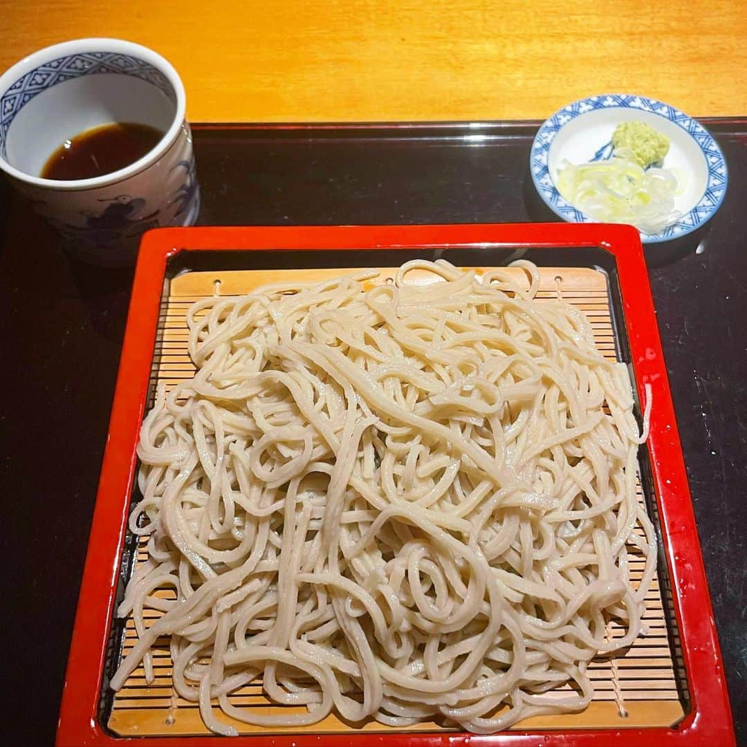 小宮山雄飛さんのインスタグラム写真 - (小宮山雄飛Instagram)「僕の蕎麦打ちの師匠のお店、神楽坂たかさごでおひとり蕎麦。 十割で味わいもコシもしっかり、それでいて瑞々しくてめちゃくちゃ美味しい！さすが師匠！ （今日打たれたのは息子さんだそうですが） 蕎麦の話も沢山できて充実の時間でした、ご馳走様でした！  #たかさご #日本蕎麦 #隠れミッキー」9月28日 18時07分 - yuhikomiyama