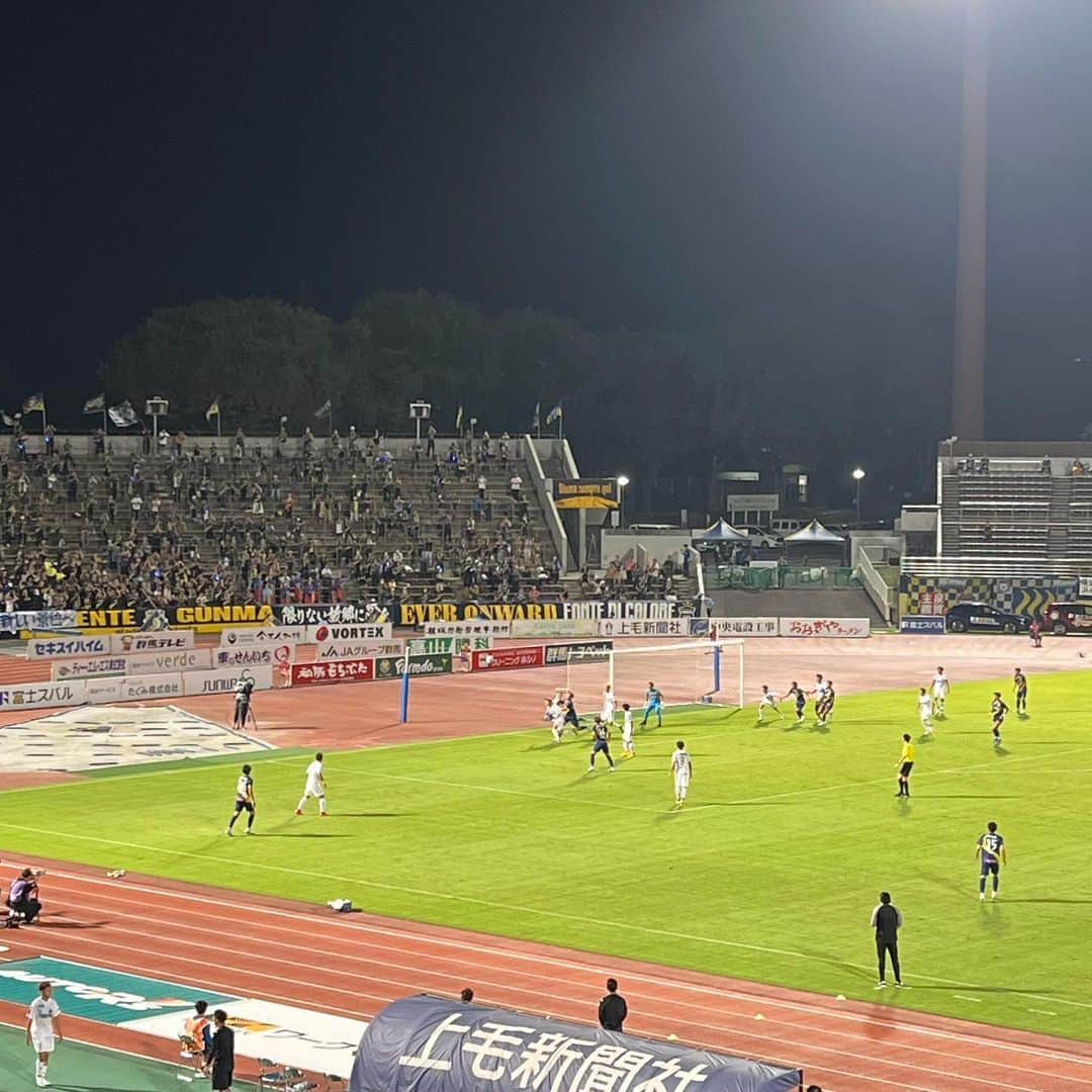 武藤乃子のインスタグラム：「⚽️ 群馬 1-1 金沢 ＋1 💪  雷で中止となった金沢戦。 前半31分、群馬のドロップボールからの再開試合でした。  なかなか観ることのない再開試合なので、難しい展開になるのかな？とは思いましたが、開始早々にザスパは失点。 しかし、後半に同点に追いつき、勝ち点をゲットしました！  ザスパはまだ再試合が残っていますが、シーズン終盤に差し掛かり、昇格、プレーオフ、降格が話題になる時期になりました。  そんな中、ひとまずザスパのJ2残留は確定✨ こんなに早く決まるなんて…嬉しい✨良かった✨✨✨  #ザスパクサツ群馬  #ツエーゲン金沢  #J2 #J2リーグ #Jリーグ観戦 #サッカー観戦 #取材」