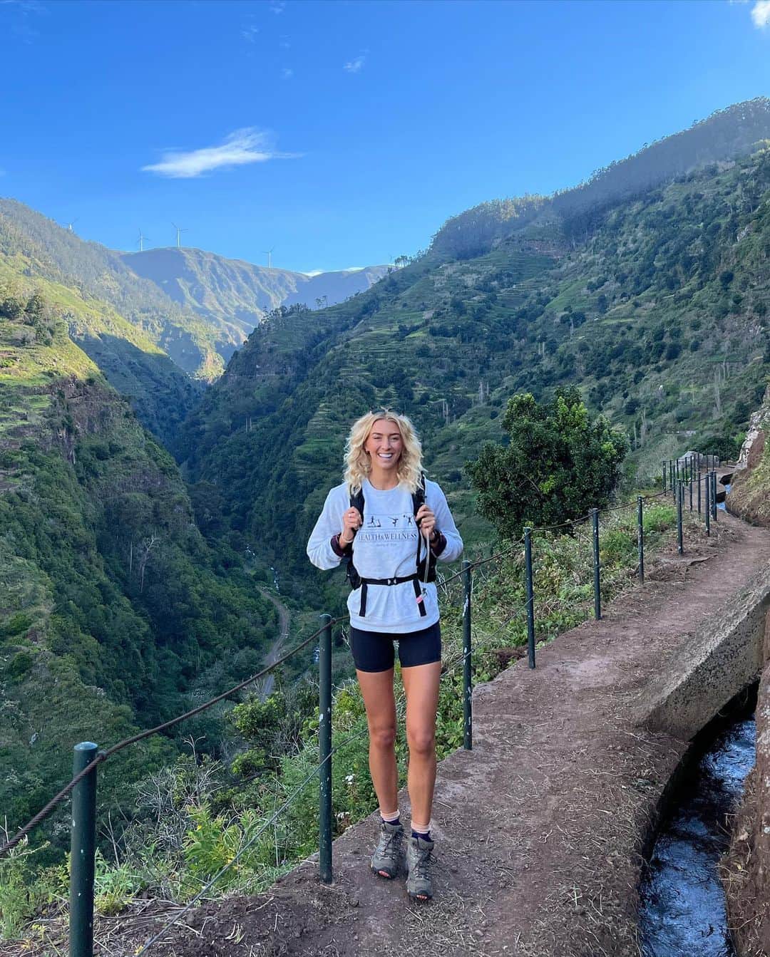 Zanna Van Dijkのインスタグラム：「COME HIKE PERU WITH ME 🇵🇪  EDIT: SOLD OUT! In 8 minutes. Fastest sell out tour ever guys. Please email if you wanna be added to the waitlist. Thank you, thank you, thank you! Plenty more adventures to come! 🙏🏼  Spaces are now available for my next 2024 group hiking trip! Here’s all the deets:  ➡️ When? May 19-28th 2024  ➡️ What? An immersive once in a lifetime adventure through the dramatic landscapes of Peru. We will be completing the iconic Inca Trail, visiting multicoloured "rainbow mountains", paddle boarding on remote mirror lakes and connecting with small local communities.   ➡️ What will we see? Highlights include: ✨ Trek the iconic Inca Trail over four days, ending with a sunrise hike to Machu Picchu, the breathtaking lost city. ✨ Visit the beautiful Palcoyo community which is home to the famous multicolour "rainbow mountains".  ✨ Immerse yourself in the bustling cities of Lima and Cusco through private walking tours. ✨ Paddle board on a peaceful mirror lake off the beaten tourist track, right in the heart of the Andes. ✨ Explore the sacred valley, Wilcamayo, and connect with the local Ocotuan community who live there. ✨ Tour the Inca town of Ollantaytambo and experience its photogenic terraces. ✨ And so much more! This is a real bucket list trip!  ➡️ Price & booking? £2300 for 10 days. This includes all activities, internal flights, accomodation and many meals. It does not include international flights. Bookings can be made through my website shop, you can also find more info and the full detailed itinerary there ✅   ➡️ Anything else? Veggie and vegan options will be provided. Most guests come solo so don’t be afraid to travel alone. This is an intermediate trip. You’ll need a good base level of fitness for this adventure as on the trekking days we will be doing a significant amount of hiking. More FAQs are answered on my stories 🥾  I can’t wait to make memories with you! ♥️ (ad - my own retreat) #hikingretreat #grouphiking」