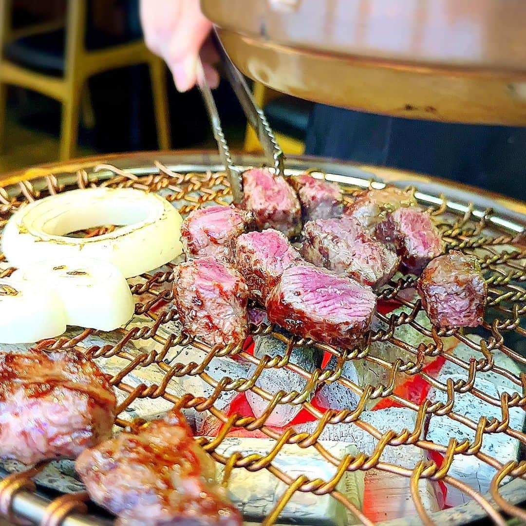 とぎもちさんのインスタグラム写真 - (とぎもちInstagram)「. 【梨泰院 🇰🇷 이태원】  世界食文化通りにある タンプムナムチッでお昼ごはん🐮💕  チェジュ島産黒豚と 韓国在来種の韓牛(ハヌ)で 韓国が誇るブランド豚、ブランド牛を提供する 質の高いお肉とサービスを誇るお店です💕  美味しい焼き肉食べたいならおすすめ🤤💓💓  #タンプンナムチッ #タンプンナムチッ梨泰院店 #梨泰院 #イテウォン #韓牛 #ソウル #韓国 #韓国焼き肉 #サムギョプサル #韓国グルメ #ソウルグルメ #韓国旅行 #단풍나무집 #단풍나무집이태원 #이태원 #이태원맛집 #이태원역 #이태원역맛집 #とぎもち梨泰院 #とぎもちイテウォン #とぎもち焼き肉 #とぎもち世界食文化通り」9月28日 18時08分 - togistagram