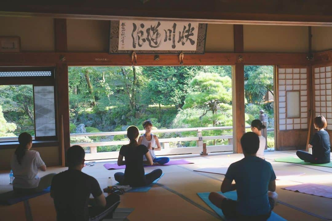 渡辺由布子さんのインスタグラム写真 - (渡辺由布子Instagram)「🪷🧘🏻‍♀🧘🏼🧘🏾‍♂️️  夏から秋へと移り変わる9月の週末。  都心の喧騒から離れて、山梨の大自然に身を置いて、静かに自分を内観する滞在。  毎年恒例、1泊2日の恵林寺ヨガリトリートも今年で4年目。  朝の光に包まれた日本庭園を前に、贅沢な座禅体験。武田信玄公を祀る墓地を拝観するというスペシャルな体験も。  “十人十色”、という言葉があるように、10人も人が集まれば、過去も未来も、考えも価値観も生き方さえも、もちろん人それぞれなんだけれど、いろいろなご縁で今ここに辿り着いて、この瞬間を共有して、同じ景色を見て、ピタッと交わえた感じがやけに心地良くて、毎年足を運んでもなお、新鮮さが味わえる。  参加した生徒さんたちが素敵な体験レポートを書いてくれていたので後日storiesでシェアします。また来年🙌  #夏の思い出 #ヨガリトリート #ヨガ合宿 #一期一会 #寺ヨガ #朝ヨガ #座禅ヨガ #ヨガインストラクター #坐禅 #瞑想 #警策 #望月庵 #宿坊 #武田信玄 #zazen #zen #zenandbed #meditation #temple #yoga #yogateacher #yogaretreat #camp #tbt🔙📸 #Namaste 🙏  🏷 恵林寺 📍 @zenandbed @erinji_temple (#恵林寺 )  🗾 #Yamanashi (#山梨 )  🌎 #🇯🇵 (#日本 )」9月28日 18時08分 - watanabe_yuko