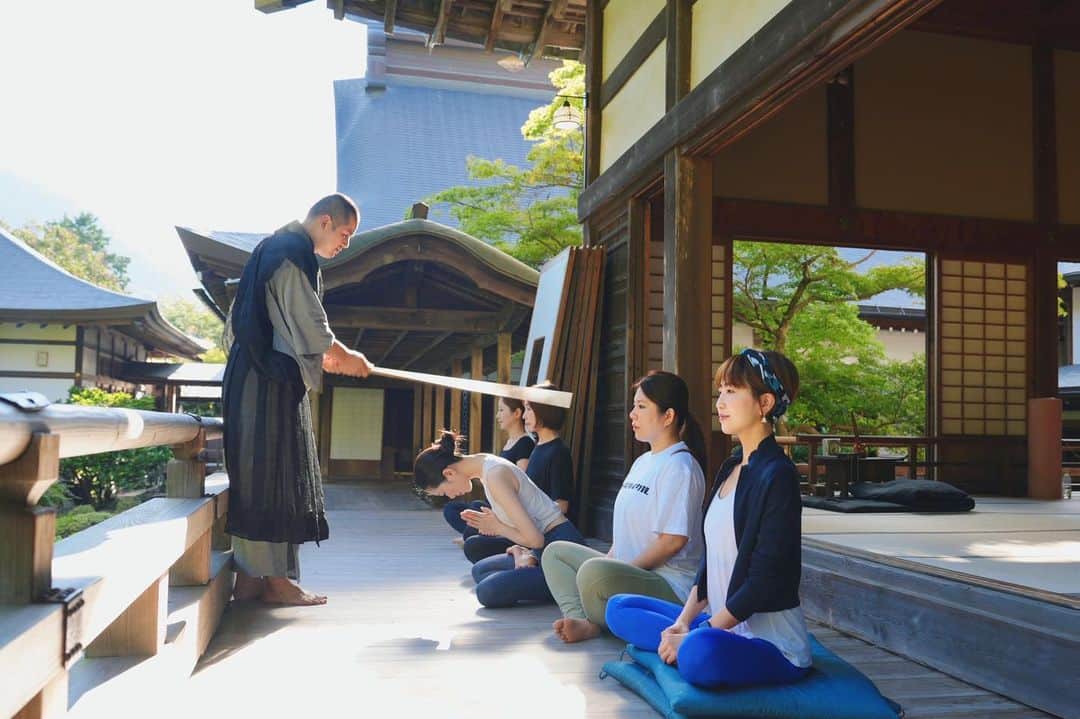 渡辺由布子さんのインスタグラム写真 - (渡辺由布子Instagram)「🪷🧘🏻‍♀🧘🏼🧘🏾‍♂️️  夏から秋へと移り変わる9月の週末。  都心の喧騒から離れて、山梨の大自然に身を置いて、静かに自分を内観する滞在。  毎年恒例、1泊2日の恵林寺ヨガリトリートも今年で4年目。  朝の光に包まれた日本庭園を前に、贅沢な座禅体験。武田信玄公を祀る墓地を拝観するというスペシャルな体験も。  “十人十色”、という言葉があるように、10人も人が集まれば、過去も未来も、考えも価値観も生き方さえも、もちろん人それぞれなんだけれど、いろいろなご縁で今ここに辿り着いて、この瞬間を共有して、同じ景色を見て、ピタッと交わえた感じがやけに心地良くて、毎年足を運んでもなお、新鮮さが味わえる。  参加した生徒さんたちが素敵な体験レポートを書いてくれていたので後日storiesでシェアします。また来年🙌  #夏の思い出 #ヨガリトリート #ヨガ合宿 #一期一会 #寺ヨガ #朝ヨガ #座禅ヨガ #ヨガインストラクター #坐禅 #瞑想 #警策 #望月庵 #宿坊 #武田信玄 #zazen #zen #zenandbed #meditation #temple #yoga #yogateacher #yogaretreat #camp #tbt🔙📸 #Namaste 🙏  🏷 恵林寺 📍 @zenandbed @erinji_temple (#恵林寺 )  🗾 #Yamanashi (#山梨 )  🌎 #🇯🇵 (#日本 )」9月28日 18時08分 - watanabe_yuko