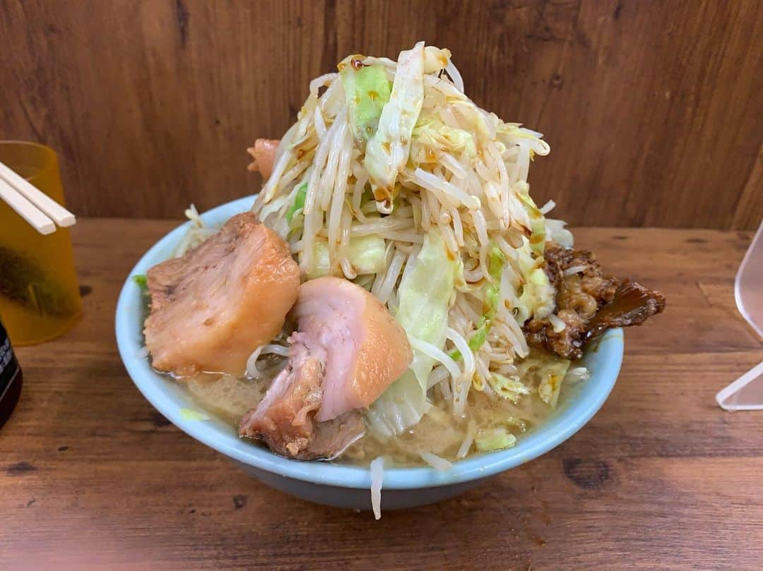 桜庭大翔のインスタグラム：「. お知らせ 本日から、この「ラーメン二郎の列」を 「二郎系」の列に変えさせていただきます。 というのも、推しの店員さんが新しい店舗に移ってから厨房に立つことが少なくなったから、これからは推しのいる新店舗だけではなく、「ラーメン二郎」をメインに、インスパイア含め、「二郎系」の列としてラーメンの画像を載せていこうかと思います🍜 多少はバリエーション増えそうだな お楽しみに (これで投稿頻度も前よりはマシになるな) . . . #ラーメン #ラーメン二郎 #二郎 #ramenjiro  #二郎系 #インスパイア #拉麺 #noodles  #全マシマシ　 #じろすたぐらむ #前通ってた店舗のじろ」