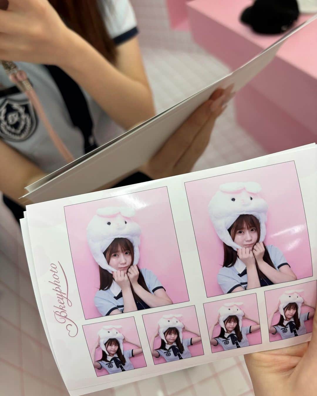 桃姫もえかさんのインスタグラム写真 - (桃姫もえかInstagram)「うさぴょん🐰  最近新大久保にできた、 ビギフォト撮りに行ってきたよ♡ 撮影風景とかも撮って投稿したので見てね♡ 韓国アイドルさんがきてるような可愛い制服いっぱいあったり✨ 可愛い写真スポットあったり♡ ドライヤー、ヘアアイロン、なんとティルティルさんのコスメ達も置いてあってメイク直しもできちゃう💕 最高すぎるよね✨  おすすめフォトブースは、、 ぴんく🩷可愛いかった！ 他にも学校ぽいとことか、証明写真風なとこもあって色々なとこ試してみたいし、みんなにもしてみてほしい気持ち♡  新大久保行った時はぜひ1人でも楽しいけど友達と一緒ならもっとたのしい💗  #PR #bkeyphoto #ビキフォト #韓国プリクラ #bkeyphotoseoul #bkeyidolschool #kpopschool  #プリクラ #ぷりんと倶楽部 #制服 #コスプレ #制服プリ #アイドル #アイドル衣装」9月28日 18時11分 - moeka_141221