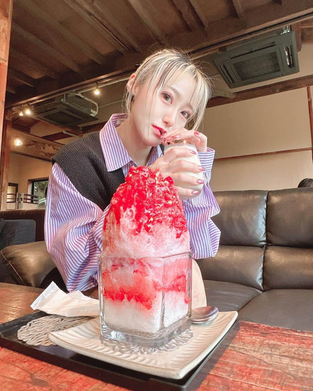 えりぴょんさんのインスタグラム写真 - (えりぴょんInstagram)「. . 自分の顔よりデカいかき氷さん…🍧 どうも小顔効果ありがとう👍🏻✨ . . 今年の夏はフルーツたくさんのかき氷たっくさん食べたなぁ〜🤔🤔 もう10月やけどまだ夏気分やめて自分笑 . . . . . . #かき氷 #兼六園 #兼六園カフェ  #いちごかき氷 #🍧 #いちご好き #きなこミルク #ニット #ニットコーデ #ニットベスト #ニットベストコーデ #お団子ヘア #お出かけ #石川県 #金沢市 #金沢カフェ  #金沢観光  #女の子 #ゴーゴーダンサー #ダンサーの休日」10月3日 20時30分 - eripyon0912