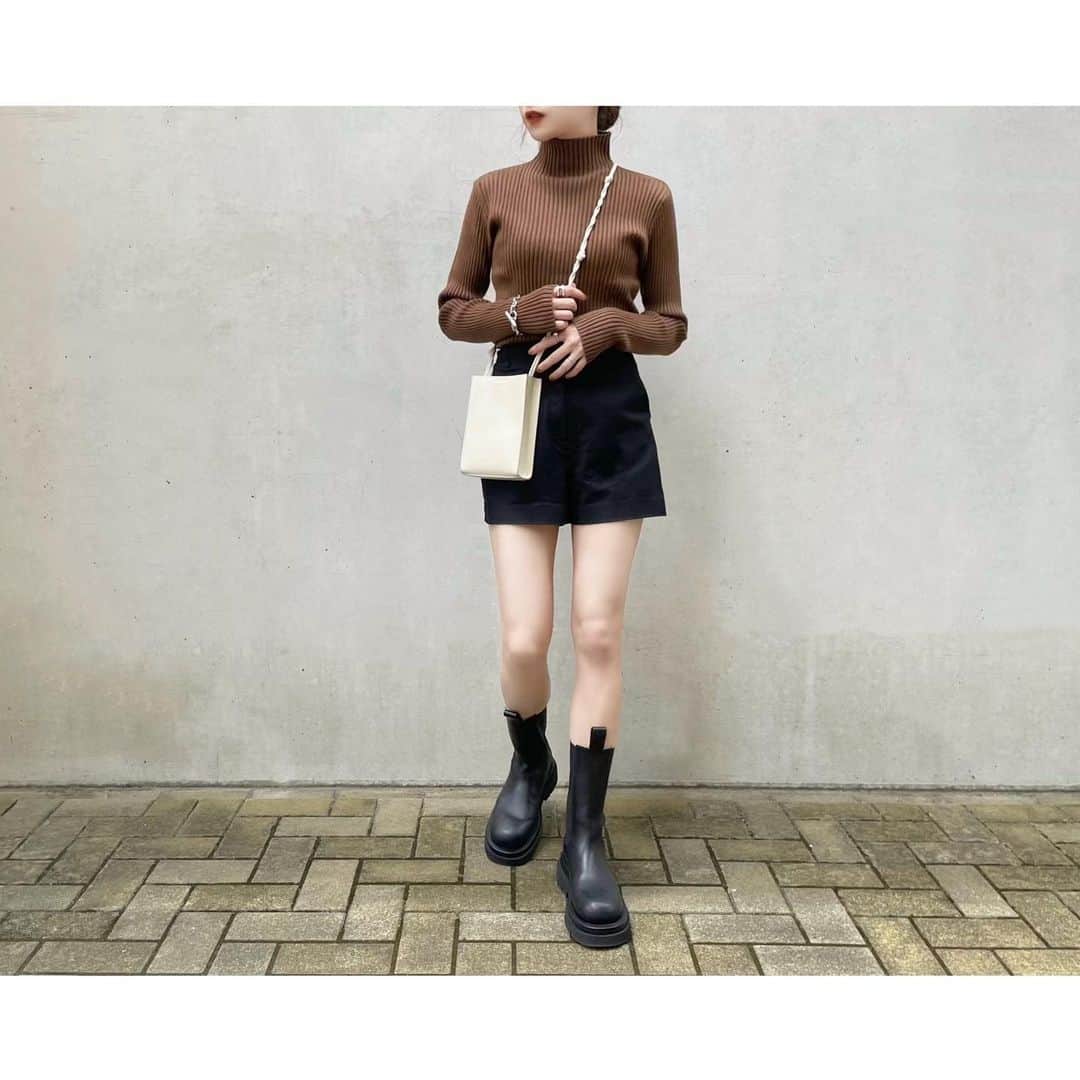 kumiのインスタグラム：「去年沢山着たプチプラリブニット。 今年はブラウンにした🍂♡  もちもち生地、やっぱり最高。 シルエットも変わらず美し..😮‍💨✨  ブラウンxブラックのスタイルも大人可愛くて良き○♡  #zara#bottegaveneta#jilsander」