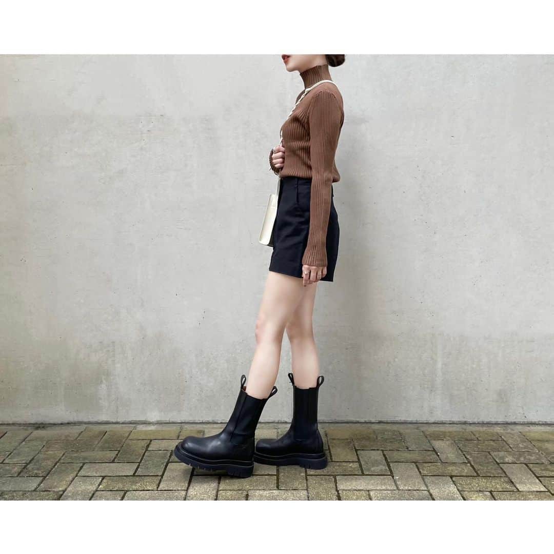 kumiさんのインスタグラム写真 - (kumiInstagram)「去年沢山着たプチプラリブニット。 今年はブラウンにした🍂♡  もちもち生地、やっぱり最高。 シルエットも変わらず美し..😮‍💨✨  ブラウンxブラックのスタイルも大人可愛くて良き○♡  #zara#bottegaveneta#jilsander」9月28日 18時12分 - 93_0920