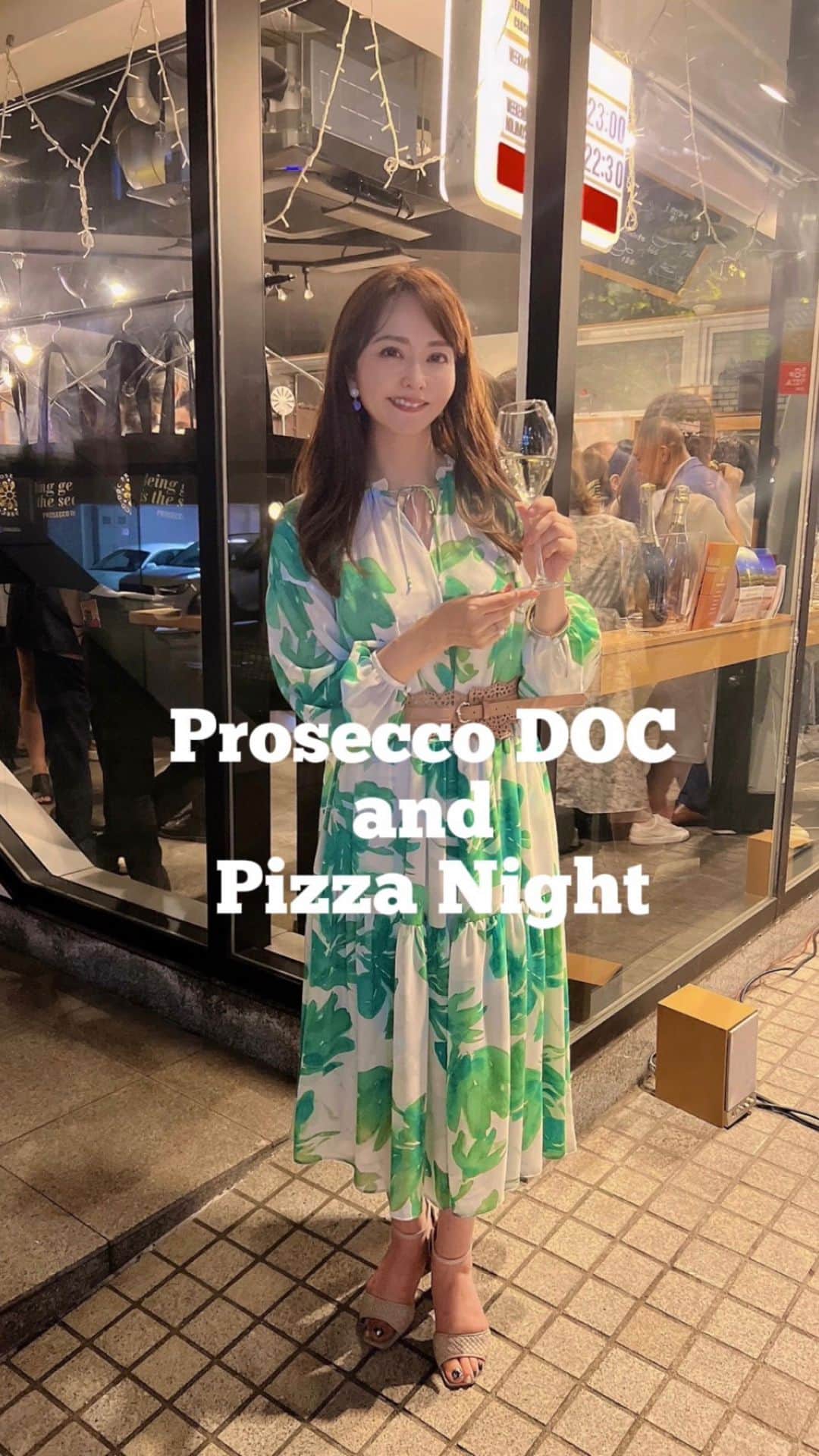 森雅子のインスタグラム：「Prosecco DOC and Pizza Night ✨  在日イタリア商工会議所に ご招待いただき、今年も参加してきました。  @iccjtokyo  @proseccodoc   イタリアを代表する スパークリングワイン「Prosecco DOC」が  世界のピッツァランキング 「Top 50 Pizza」にランクインしている ２店舗のピッツェリアとコラボレーション💕  日本からは、会場になった麻布十番の名店 PIZZA STRADA   @pizzastrada10   イタリアからはDenis Lovatel  デニス・ロヴァテル  @denislovatel   目の前で手際よく作られて焼き上がる ピッツァを見て食べて  美味しいProsecco DOCとの コラボを楽しむ素敵なイベント😊  前回以上に沢山のゲストが来ていて 大盛り上がりでした。 イタリア人のゲストが半分くらいはいたかな。 なんだか海外にいる気分になりました。  特に気に入ったのはトリュフのピッツァ。 美味しかった〜  Prosecco DOCも22種類用意されて いたようですが、すぐに酔ってしまって断念。 でも一緒行った直美ちゃんと素敵な夜を 過ごせました。  @naomis_hb_diary   また改めてPIZZA STRADAにも 再訪したいと思います。  ・ ・  #在日イタリア商工会議所  #prosecco #proseccodoc  #proseccotime  #proseccorosé  #proseccolover  #プロセッコ #プロセッコdoc  #pizzastrada #麻布十番 #麻布十番グルメ  #麻布十番ランチ #麻布十番ディナー  #ピザ #ピッツェリア #イタリアン  #イタリア好き #ワイン好き #pizzalover #ワインのある暮らし」
