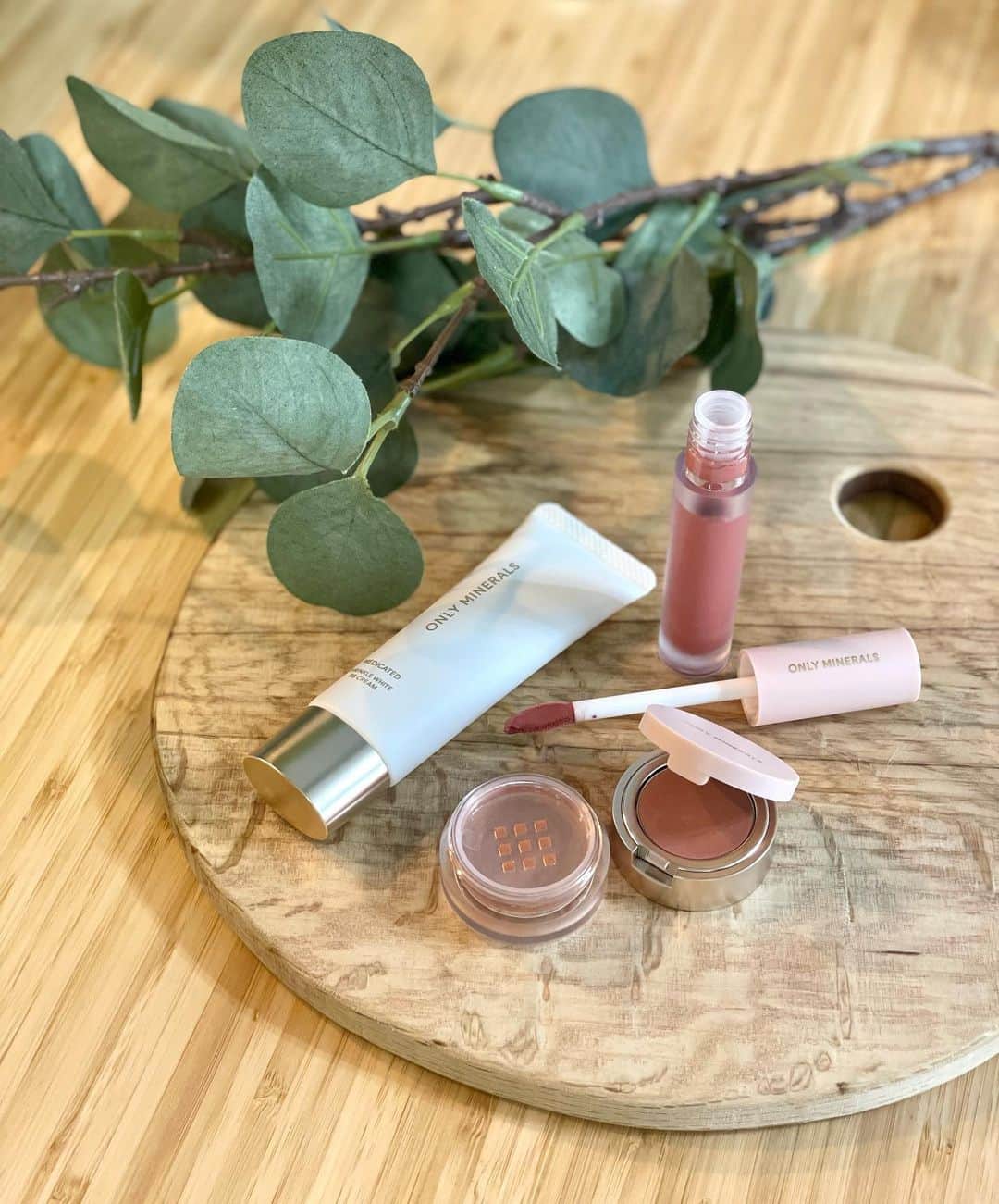 のインスタグラム：「オンリーミネラルの新製品が ゆらぎやすい私の肌に ピッタリでいい感じだった👀💕 パッケージも変わったよね👍   ✔︎薬用 リンクルホワイト BBクリーム ライトオークル/オークルの2色で 私はオークルを選んだよ！ シワ改善*1と美白*2を同時に叶える ハイカバー高密着な美容液BBクリーム💡 7つのフリー処方が嬉しいし なんと話題の有効成分のナイアシンアミドなどなど！   カバー力もありツヤっとした仕上がり💕 肌をケアしながら肌を綺麗にみせれていい感じ🙆‍♀️   ✔︎ミネラルカラーズ アイシャドウ デュオ 05 オレンジガーネット🍊 保湿バーム✖️ミネラルアイシャドウ ミネラルと天然由来成分100% 潤いながら密着するバームに ラメの輝きが綺麗なシャドウをのせて 立体感も出てとてもいい仕上がり！   ✔︎ミネラルカラーズ リップセラム 01 ベビーブリック💄 ミネラルと天然由来成分100% 高発色で綺麗なカラー👀 口紅で皮むけしがちな人も メイクを楽しめるって嬉しいよね💕   わたしは池袋ロフトで購入してきたよ💡   @onlyminerals  *1ナイアシンアミド *2メラニンの生成を抑え、シミ・そばかすを防ぐ(ナイアシンアミド)   #オンリーミネラル #新製品 #限定品 #YAMAN #PR」