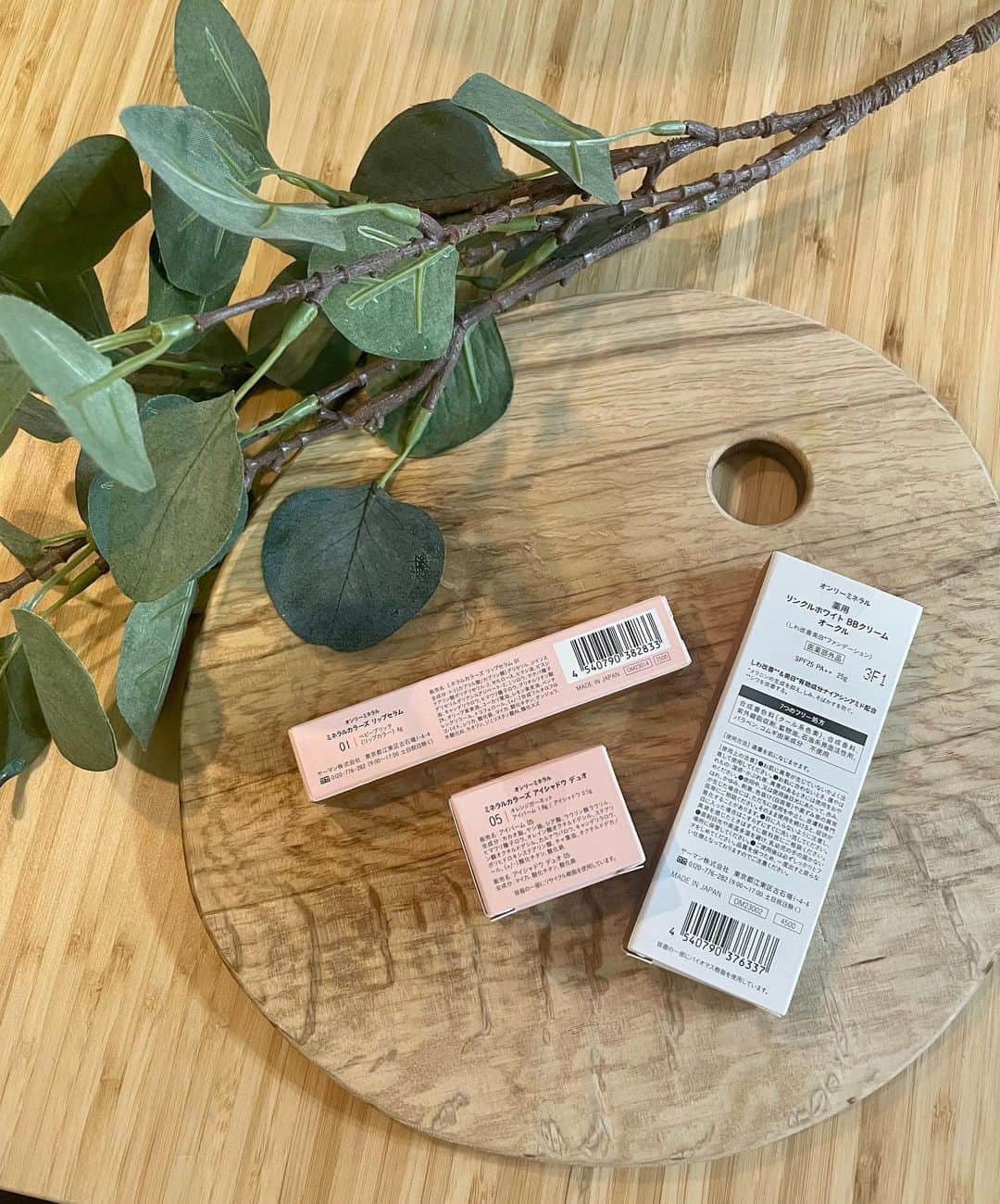 長谷川真美さんのインスタグラム写真 - (長谷川真美Instagram)「オンリーミネラルの新製品が ゆらぎやすい私の肌に ピッタリでいい感じだった👀💕 パッケージも変わったよね👍   ✔︎薬用 リンクルホワイト BBクリーム ライトオークル/オークルの2色で 私はオークルを選んだよ！ シワ改善*1と美白*2を同時に叶える ハイカバー高密着な美容液BBクリーム💡 7つのフリー処方が嬉しいし なんと話題の有効成分のナイアシンアミドなどなど！   カバー力もありツヤっとした仕上がり💕 肌をケアしながら肌を綺麗にみせれていい感じ🙆‍♀️   ✔︎ミネラルカラーズ アイシャドウ デュオ 05 オレンジガーネット🍊 保湿バーム✖️ミネラルアイシャドウ ミネラルと天然由来成分100% 潤いながら密着するバームに ラメの輝きが綺麗なシャドウをのせて 立体感も出てとてもいい仕上がり！   ✔︎ミネラルカラーズ リップセラム 01 ベビーブリック💄 ミネラルと天然由来成分100% 高発色で綺麗なカラー👀 口紅で皮むけしがちな人も メイクを楽しめるって嬉しいよね💕   わたしは池袋ロフトで購入してきたよ💡   @onlyminerals  *1ナイアシンアミド *2メラニンの生成を抑え、シミ・そばかすを防ぐ(ナイアシンアミド)   #オンリーミネラル #新製品 #限定品 #YAMAN #PR」9月28日 18時14分 - maami.hase