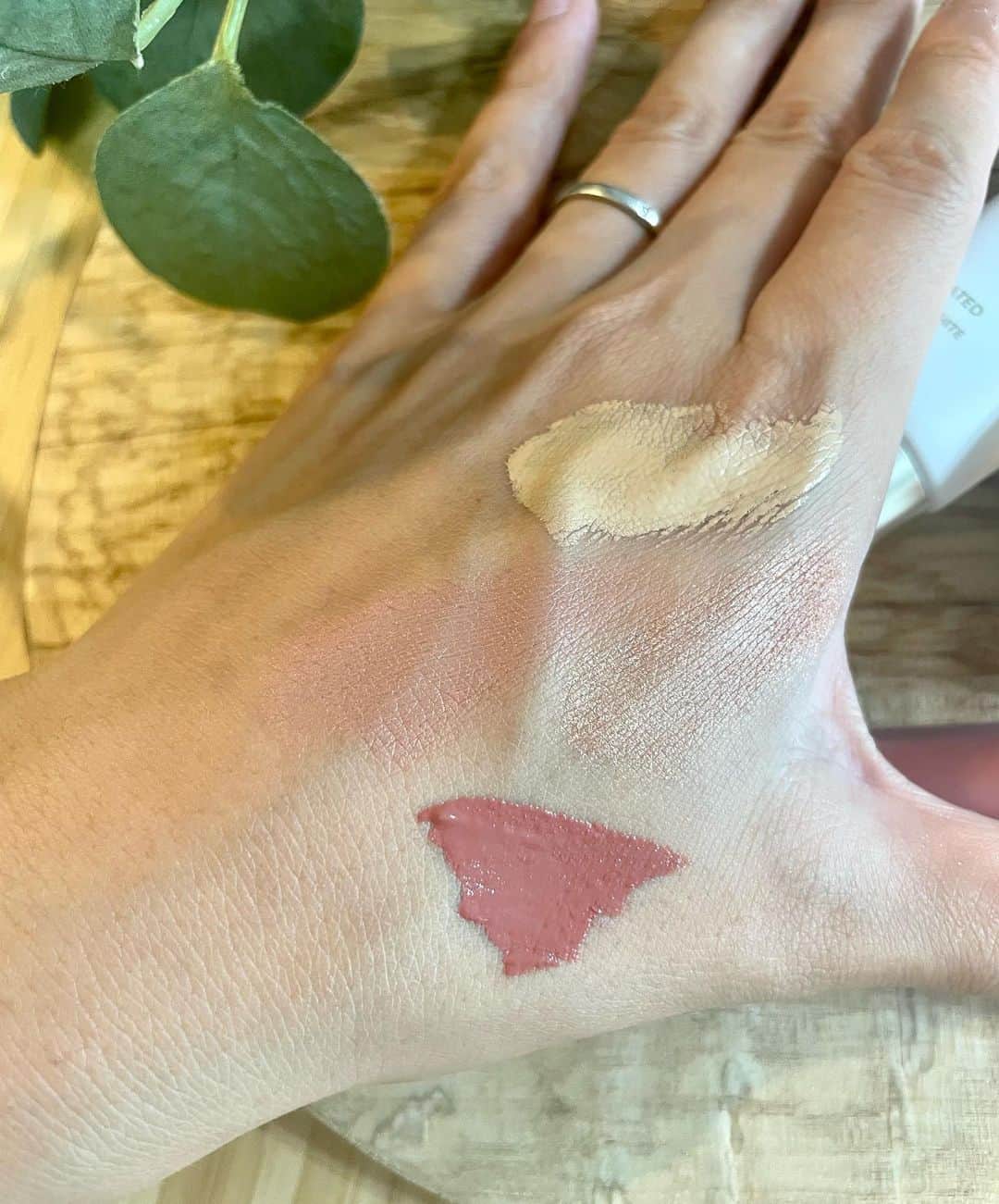 長谷川真美さんのインスタグラム写真 - (長谷川真美Instagram)「オンリーミネラルの新製品が ゆらぎやすい私の肌に ピッタリでいい感じだった👀💕 パッケージも変わったよね👍   ✔︎薬用 リンクルホワイト BBクリーム ライトオークル/オークルの2色で 私はオークルを選んだよ！ シワ改善*1と美白*2を同時に叶える ハイカバー高密着な美容液BBクリーム💡 7つのフリー処方が嬉しいし なんと話題の有効成分のナイアシンアミドなどなど！   カバー力もありツヤっとした仕上がり💕 肌をケアしながら肌を綺麗にみせれていい感じ🙆‍♀️   ✔︎ミネラルカラーズ アイシャドウ デュオ 05 オレンジガーネット🍊 保湿バーム✖️ミネラルアイシャドウ ミネラルと天然由来成分100% 潤いながら密着するバームに ラメの輝きが綺麗なシャドウをのせて 立体感も出てとてもいい仕上がり！   ✔︎ミネラルカラーズ リップセラム 01 ベビーブリック💄 ミネラルと天然由来成分100% 高発色で綺麗なカラー👀 口紅で皮むけしがちな人も メイクを楽しめるって嬉しいよね💕   わたしは池袋ロフトで購入してきたよ💡   @onlyminerals  *1ナイアシンアミド *2メラニンの生成を抑え、シミ・そばかすを防ぐ(ナイアシンアミド)   #オンリーミネラル #新製品 #限定品 #YAMAN #PR」9月28日 18時14分 - maami.hase