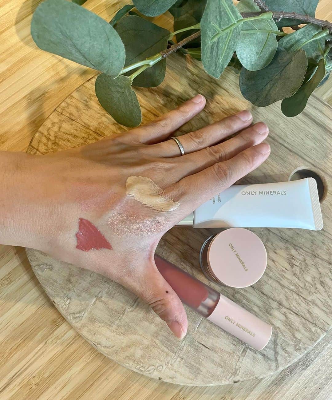 長谷川真美さんのインスタグラム写真 - (長谷川真美Instagram)「オンリーミネラルの新製品が ゆらぎやすい私の肌に ピッタリでいい感じだった👀💕 パッケージも変わったよね👍   ✔︎薬用 リンクルホワイト BBクリーム ライトオークル/オークルの2色で 私はオークルを選んだよ！ シワ改善*1と美白*2を同時に叶える ハイカバー高密着な美容液BBクリーム💡 7つのフリー処方が嬉しいし なんと話題の有効成分のナイアシンアミドなどなど！   カバー力もありツヤっとした仕上がり💕 肌をケアしながら肌を綺麗にみせれていい感じ🙆‍♀️   ✔︎ミネラルカラーズ アイシャドウ デュオ 05 オレンジガーネット🍊 保湿バーム✖️ミネラルアイシャドウ ミネラルと天然由来成分100% 潤いながら密着するバームに ラメの輝きが綺麗なシャドウをのせて 立体感も出てとてもいい仕上がり！   ✔︎ミネラルカラーズ リップセラム 01 ベビーブリック💄 ミネラルと天然由来成分100% 高発色で綺麗なカラー👀 口紅で皮むけしがちな人も メイクを楽しめるって嬉しいよね💕   わたしは池袋ロフトで購入してきたよ💡   @onlyminerals  *1ナイアシンアミド *2メラニンの生成を抑え、シミ・そばかすを防ぐ(ナイアシンアミド)   #オンリーミネラル #新製品 #限定品 #YAMAN #PR」9月28日 18時14分 - maami.hase