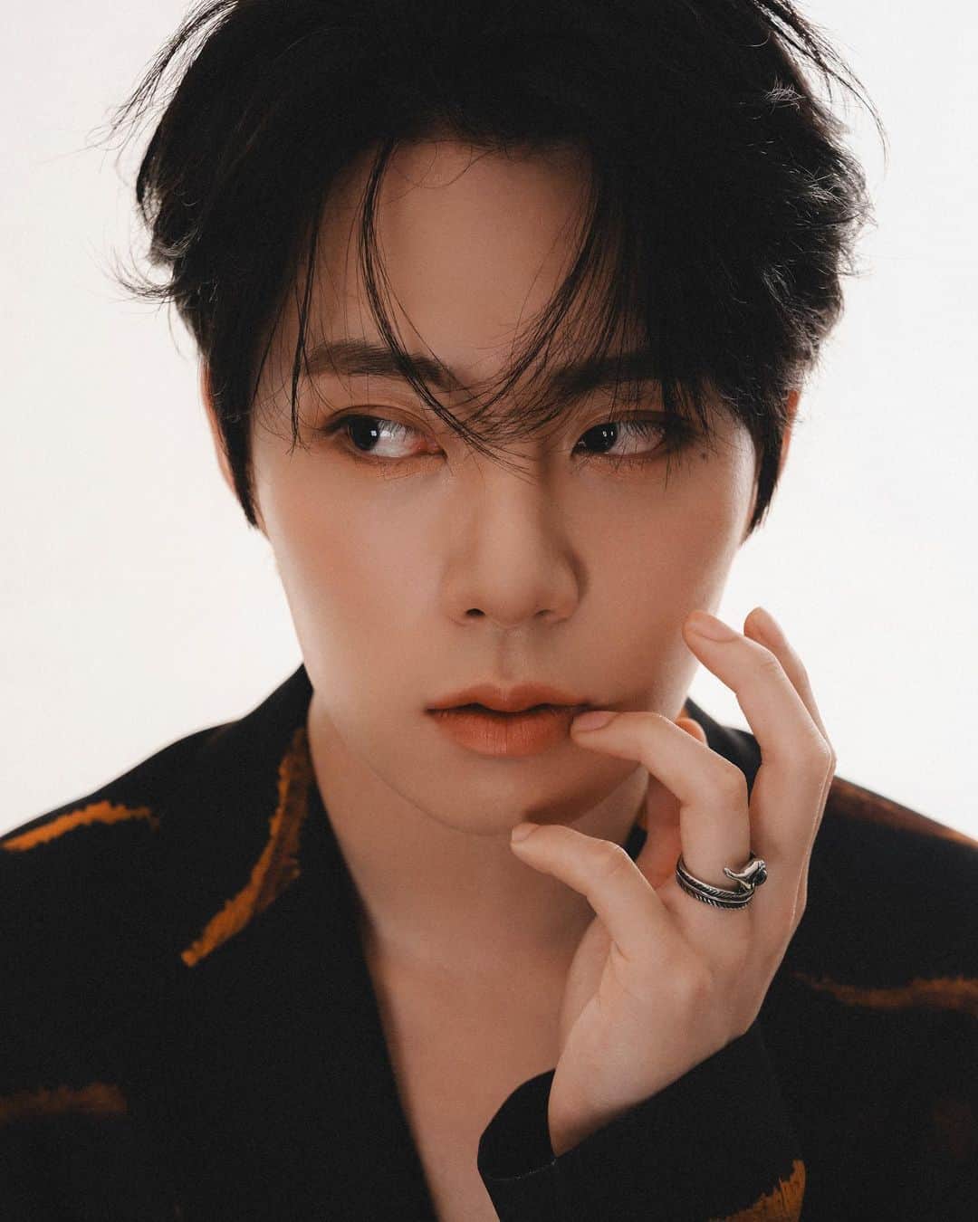 ピョン・ヒョンミンさんのインスタグラム写真 - (ピョン・ヒョンミンInstagram)「✨✨✨  Photographer @_photobyharu  Hair @rollingjay_siwon__men  Hair assistant @space___jjjj  Makeup @rollingjay_yeonzi stylist @sensyal  🕴🏻 #lemetque #grandius #marineserre」9月28日 18時15分 - bhm__99