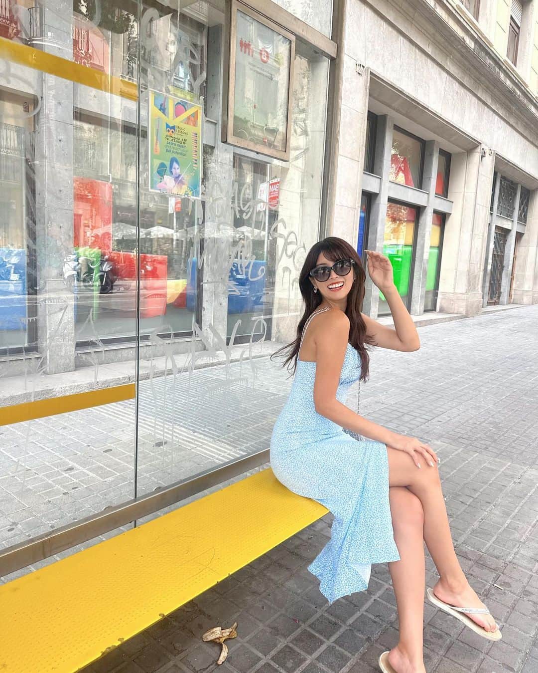 ききまるさんのインスタグラム写真 - (ききまるInstagram)「Barcelona🇪🇸 . . スペインは太陽の国！！☀️ . また日焼けしちゃった〜😚☀️  日本は秋なのに私だけ小麦肌...笑 . . . . 飛ぶ前に エクステつけてもらって本当によかった~ @welly_yuuki  . . . バナナジワるね🍌 .  . ----------------------------  💠インスタ歴10年現在フォロワー45万人 💠猫と犬と東京のど真ん中で暮らす26歳 💠事務所無所属(フリーランス) 💠TikTok & Twitter & Therdsも 💠#旅行　#サウナ　#ダイエット  ㊙️サブスクリクションスタートしました！  →  プレミアム投稿ぜひみてね🙌💗登録よろしくねん  フォロー、保存、コメント嬉しいです✨       (((( 　@kikigram_97 ))))   ----------------------------- .  #海外旅行　#女子旅行　#女子旅　#スペイン旅行　#スペイン観光　#タビジョ　#海外旅行大好き #Spain #世界旅行　#ヨーロッパ旅行 #ヨーロッパ周遊 #ヨーロッパ旅　　#バルセロナ　#チュロス　#バルセロナ旅行 #バルセロナ観光 #バルセロナグルメ #Barcelona」9月28日 18時16分 - kikigram_97