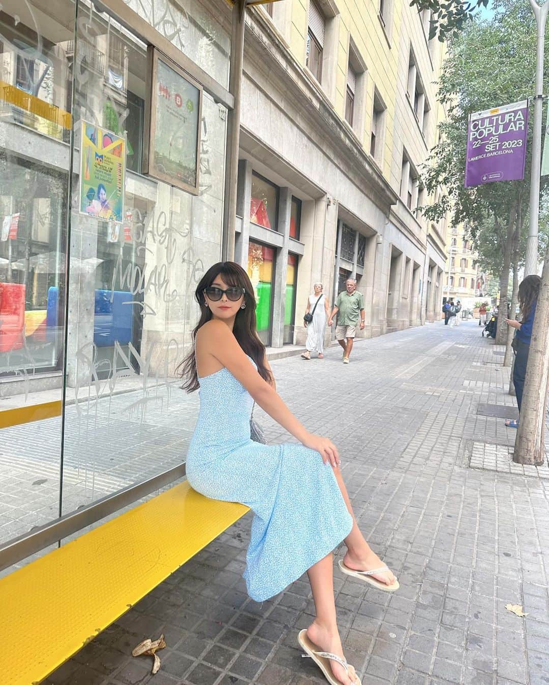 ききまるさんのインスタグラム写真 - (ききまるInstagram)「Barcelona🇪🇸 . . スペインは太陽の国！！☀️ . また日焼けしちゃった〜😚☀️  日本は秋なのに私だけ小麦肌...笑 . . . . 飛ぶ前に エクステつけてもらって本当によかった~ @welly_yuuki  . . . バナナジワるね🍌 .  . ----------------------------  💠インスタ歴10年現在フォロワー45万人 💠猫と犬と東京のど真ん中で暮らす26歳 💠事務所無所属(フリーランス) 💠TikTok & Twitter & Therdsも 💠#旅行　#サウナ　#ダイエット  ㊙️サブスクリクションスタートしました！  →  プレミアム投稿ぜひみてね🙌💗登録よろしくねん  フォロー、保存、コメント嬉しいです✨       (((( 　@kikigram_97 ))))   ----------------------------- .  #海外旅行　#女子旅行　#女子旅　#スペイン旅行　#スペイン観光　#タビジョ　#海外旅行大好き #Spain #世界旅行　#ヨーロッパ旅行 #ヨーロッパ周遊 #ヨーロッパ旅　　#バルセロナ　#チュロス　#バルセロナ旅行 #バルセロナ観光 #バルセロナグルメ #Barcelona」9月28日 18時16分 - kikigram_97
