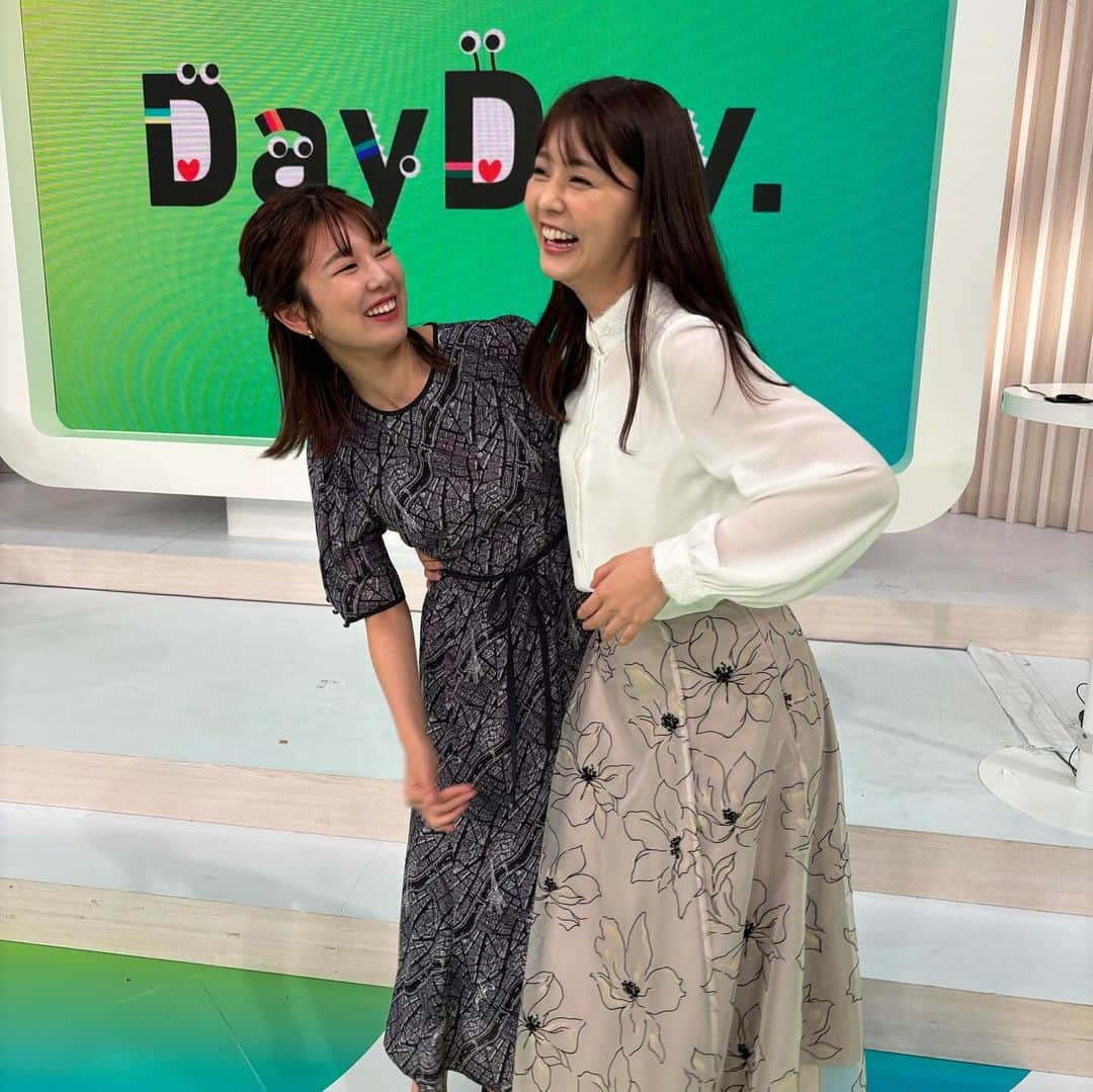 佐藤梨那さんのインスタグラム写真 - (佐藤梨那Instagram)「🟢　  DayDayは 初めてスタジオに…♪  いつもナレーションだけだから スタジオで一緒に撮れたのは 初めてでした♪  いい写真🫶🍀  #黒田みゆ #DayDay  👗 #naracamicie #noela」9月28日 18時21分 - sato_lina