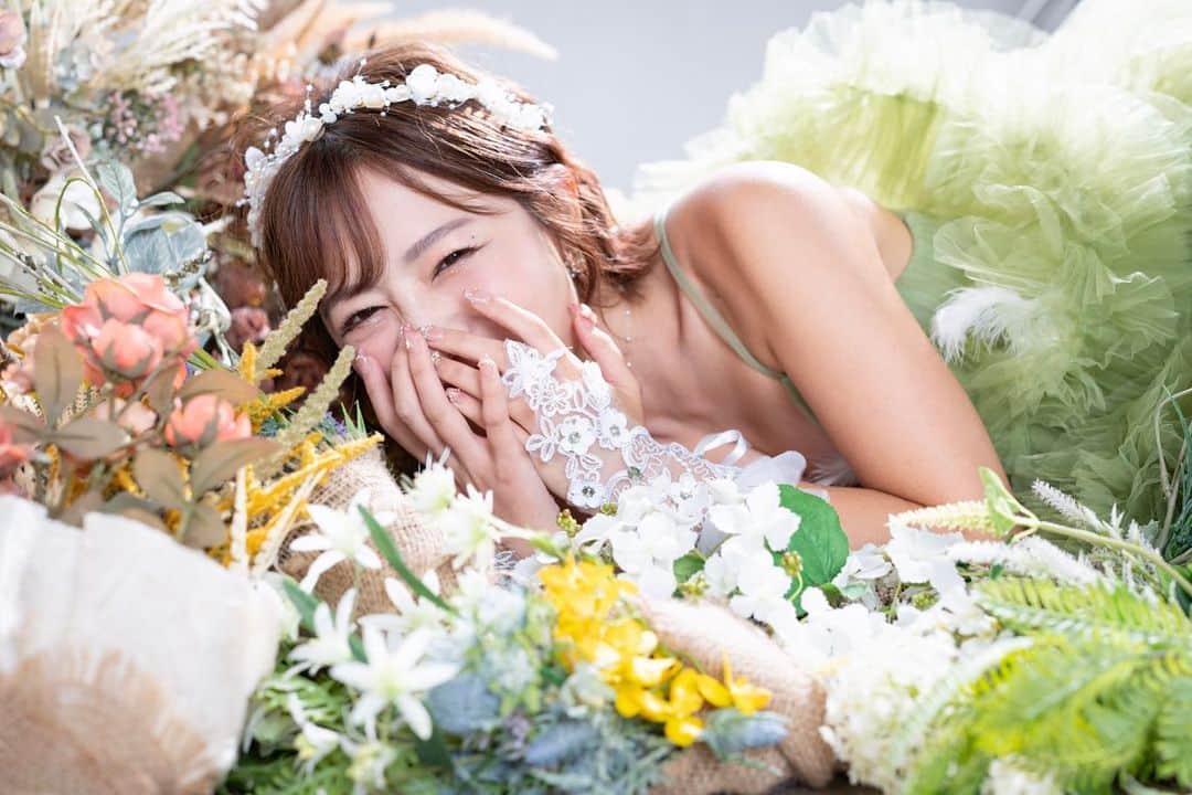 のインスタグラム：「仕事でウェディングドレスを着用しました💚🧚✨  緑を選ぶ機会って全然なかったんだけどありですか？？💭  ※結婚していません  👗　@pachelbel_dress   #ウェディングフォト #ウェディングドレス #ウェディング #ウェディングヘア #wedding #weddingdress #weddingphotography #fyp」